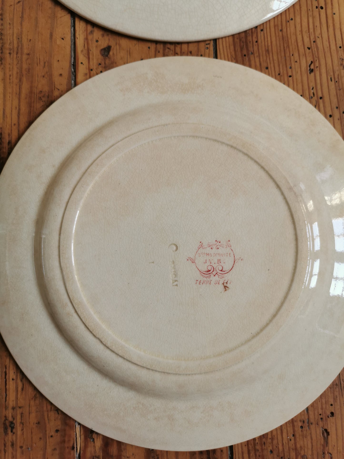 Assiettes plates anciennes en terre de fer, Moscovite