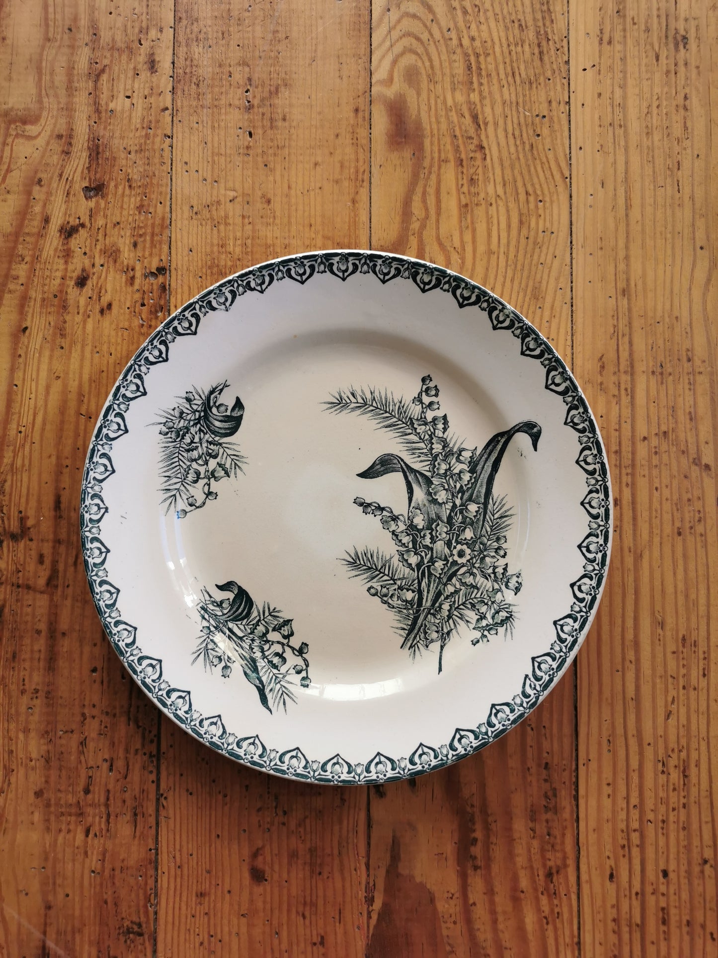 Assiettes anciennes dépareillées, terre de fer