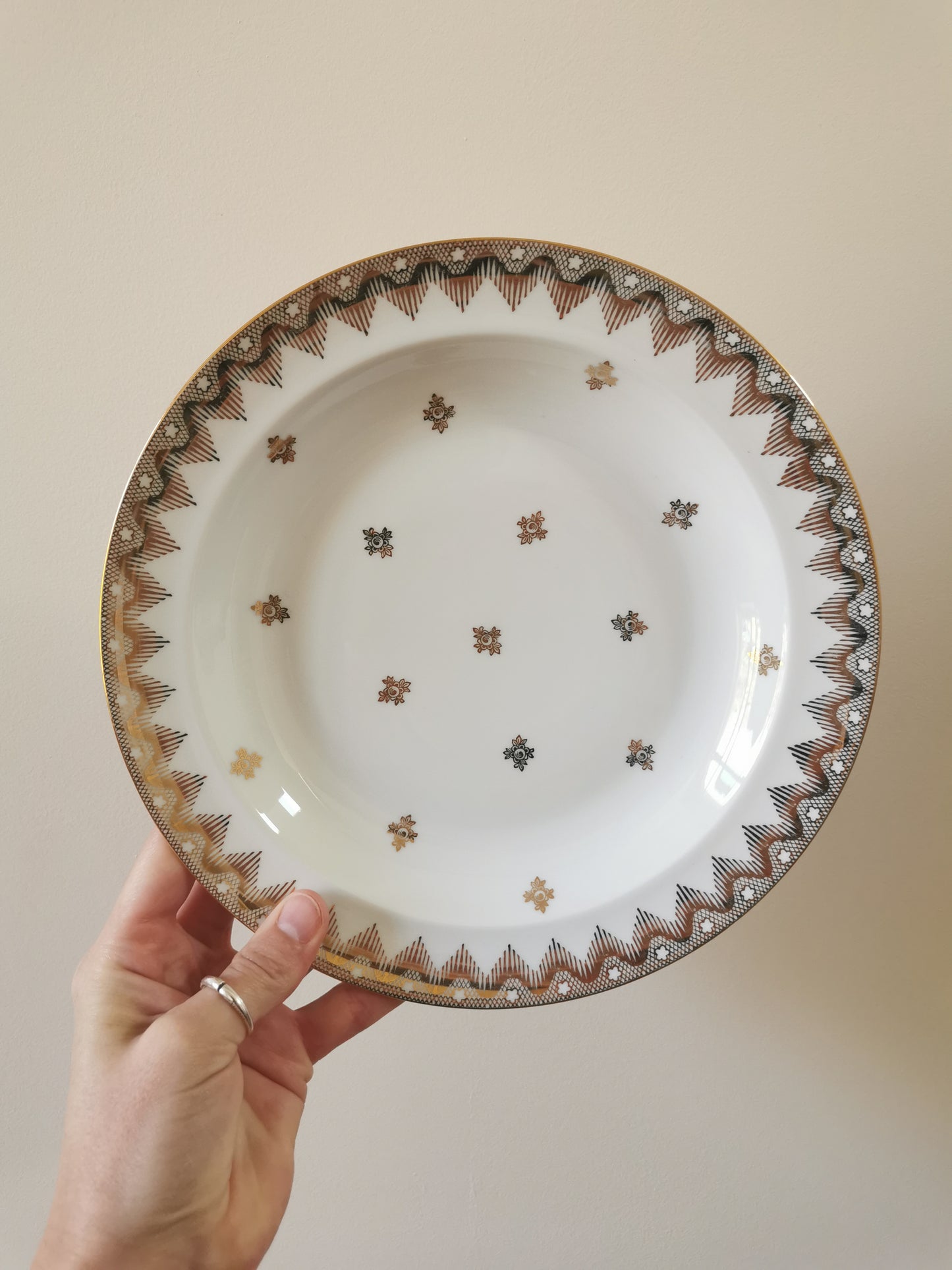 Assiettes creuses porcelaine de Limoges blanches et dorées. Élégantes et raffinées.