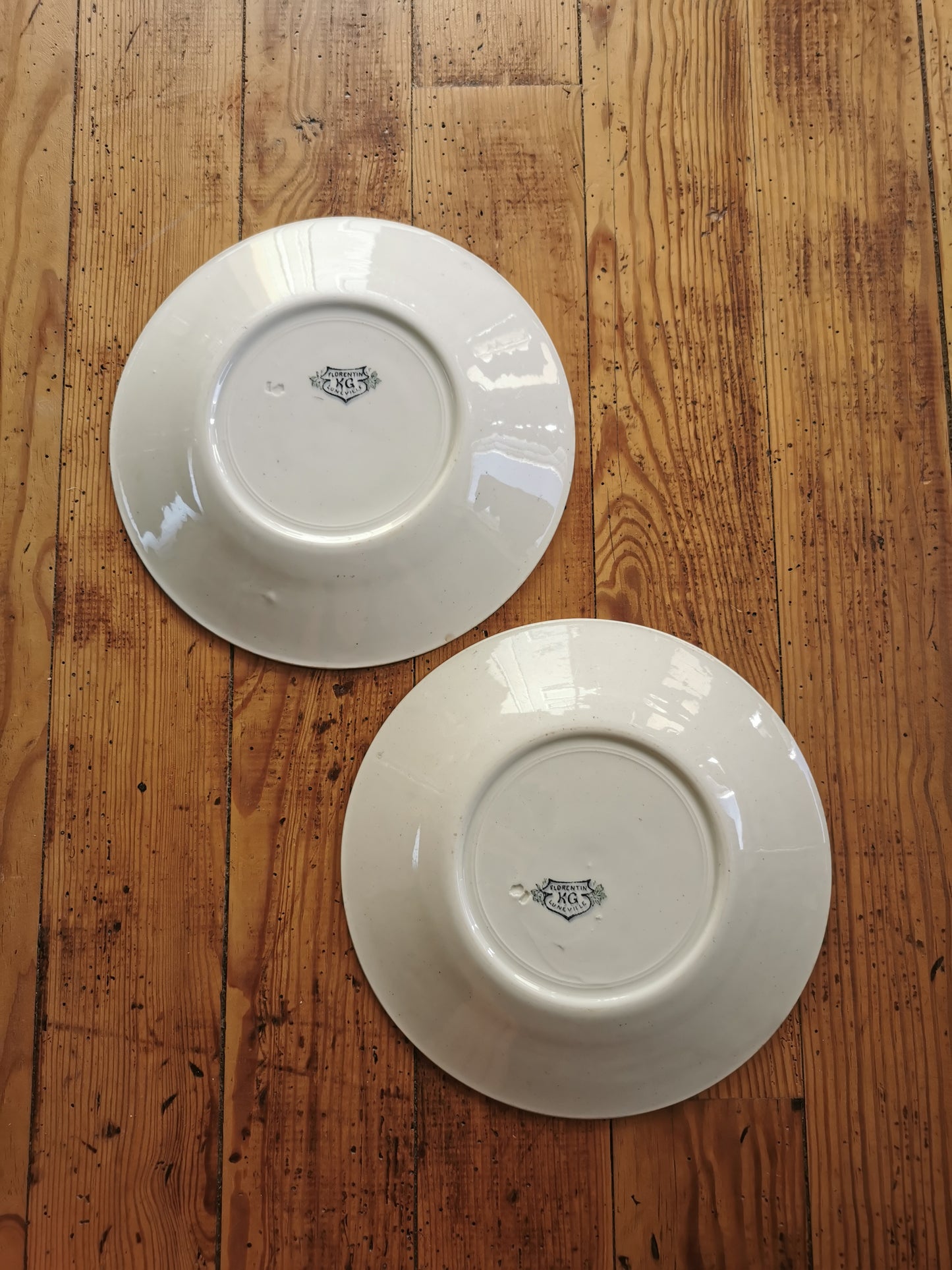 Assiettes plates anciennes dépareillées, décors arabisants
