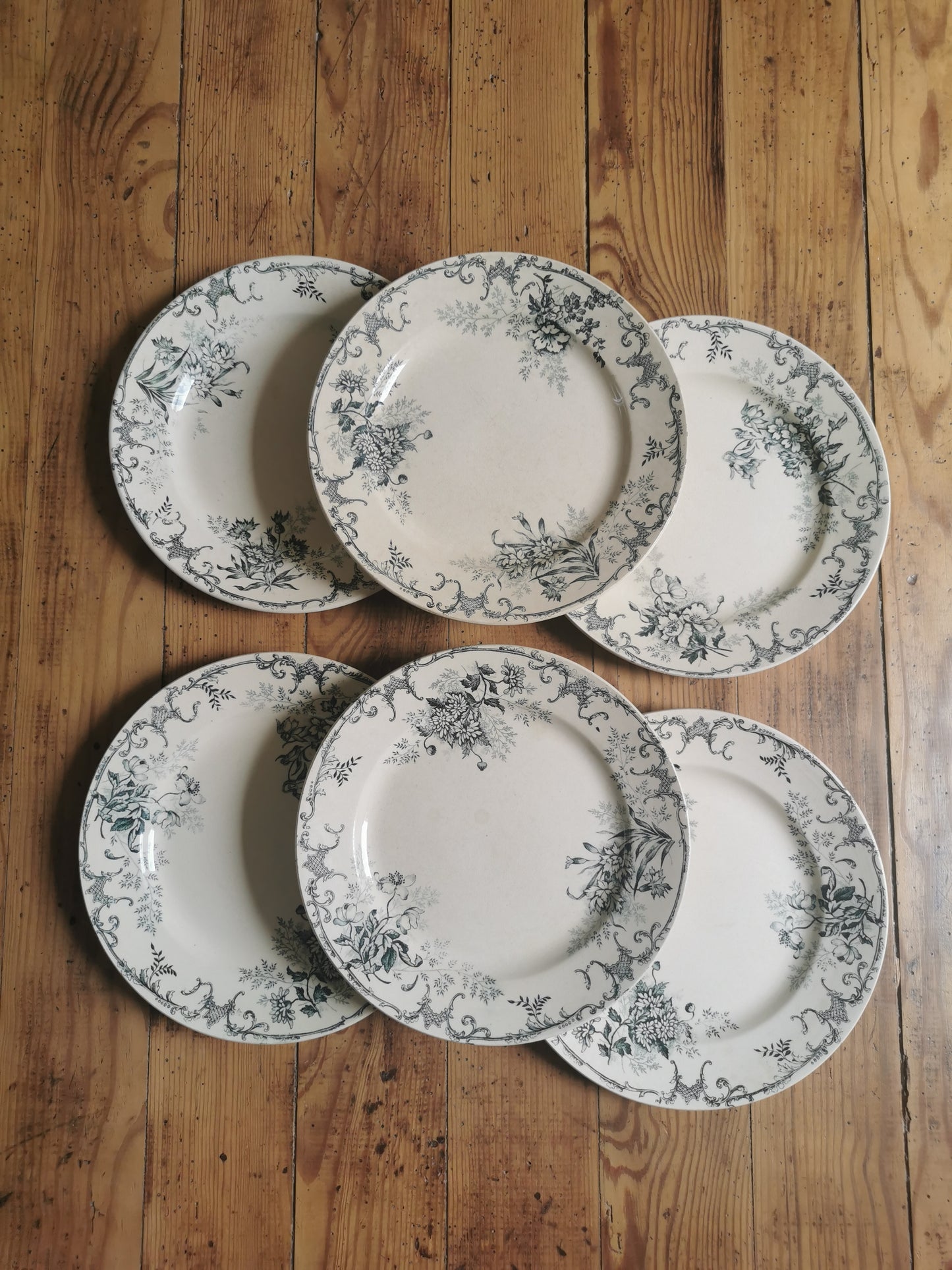 Assiettes plates en terre de fer, H.C