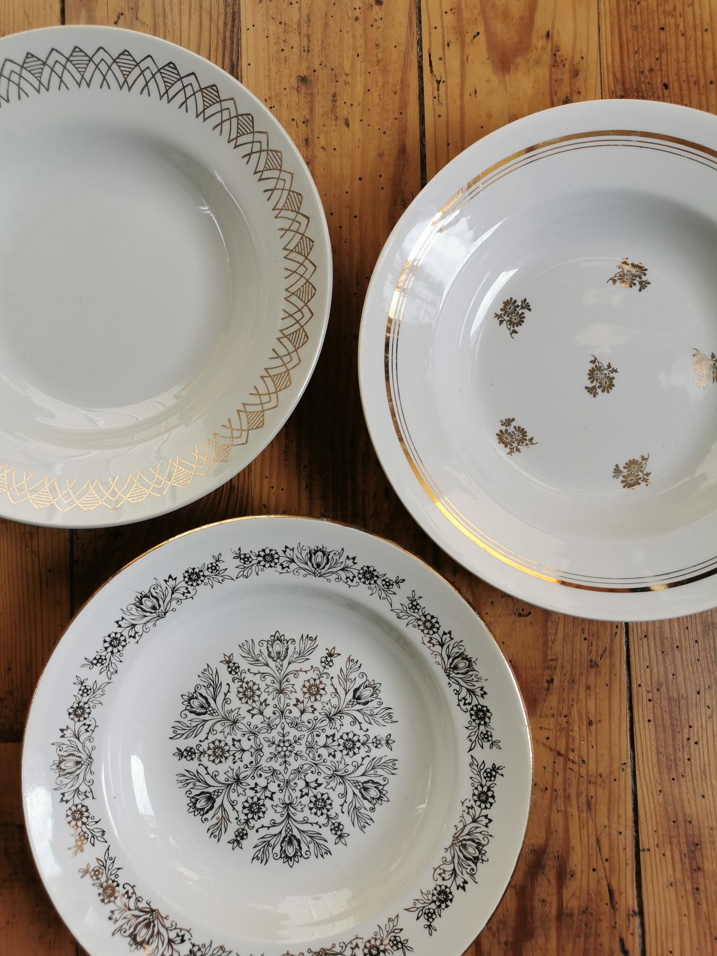 Assiettes creuses vintage dépareillées, blanc et doré I