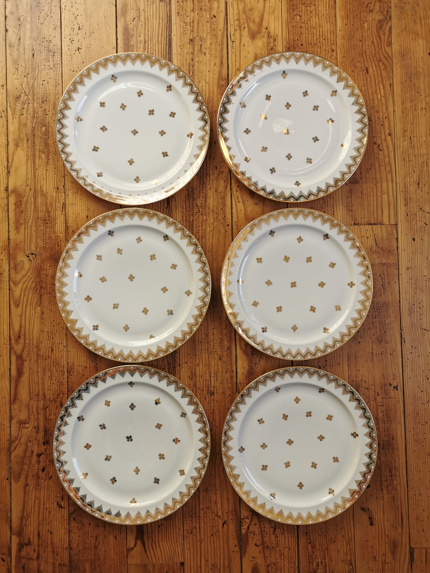 Assiettes plates porcelaine de Limoges blanches et dorées. Élégantes et raffinées.
