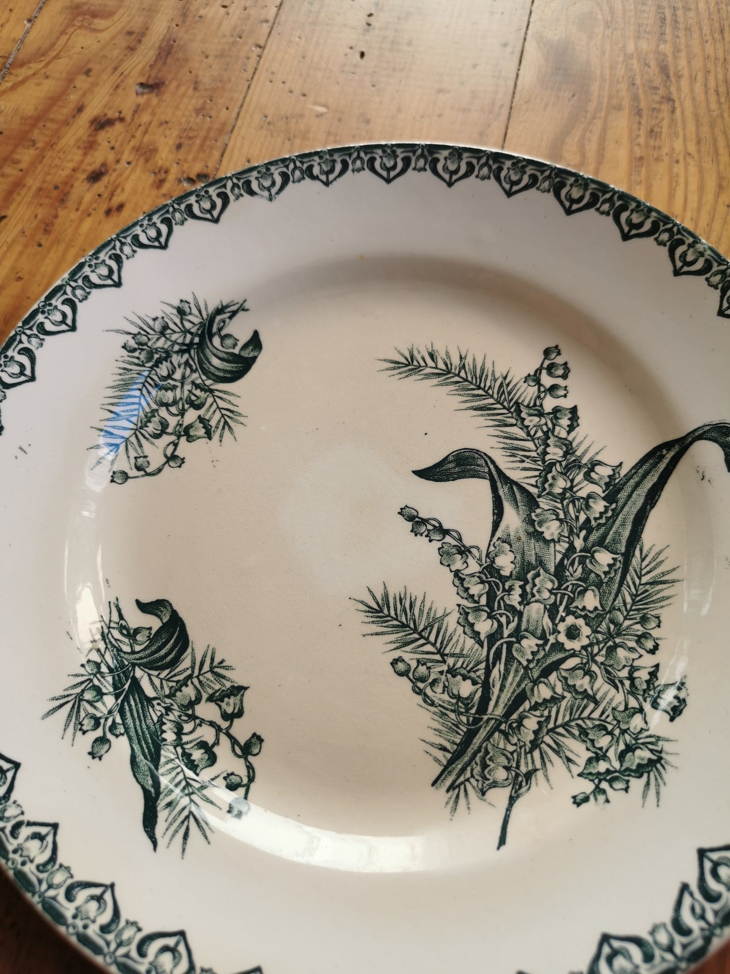 Assiettes anciennes dépareillées, terre de fer