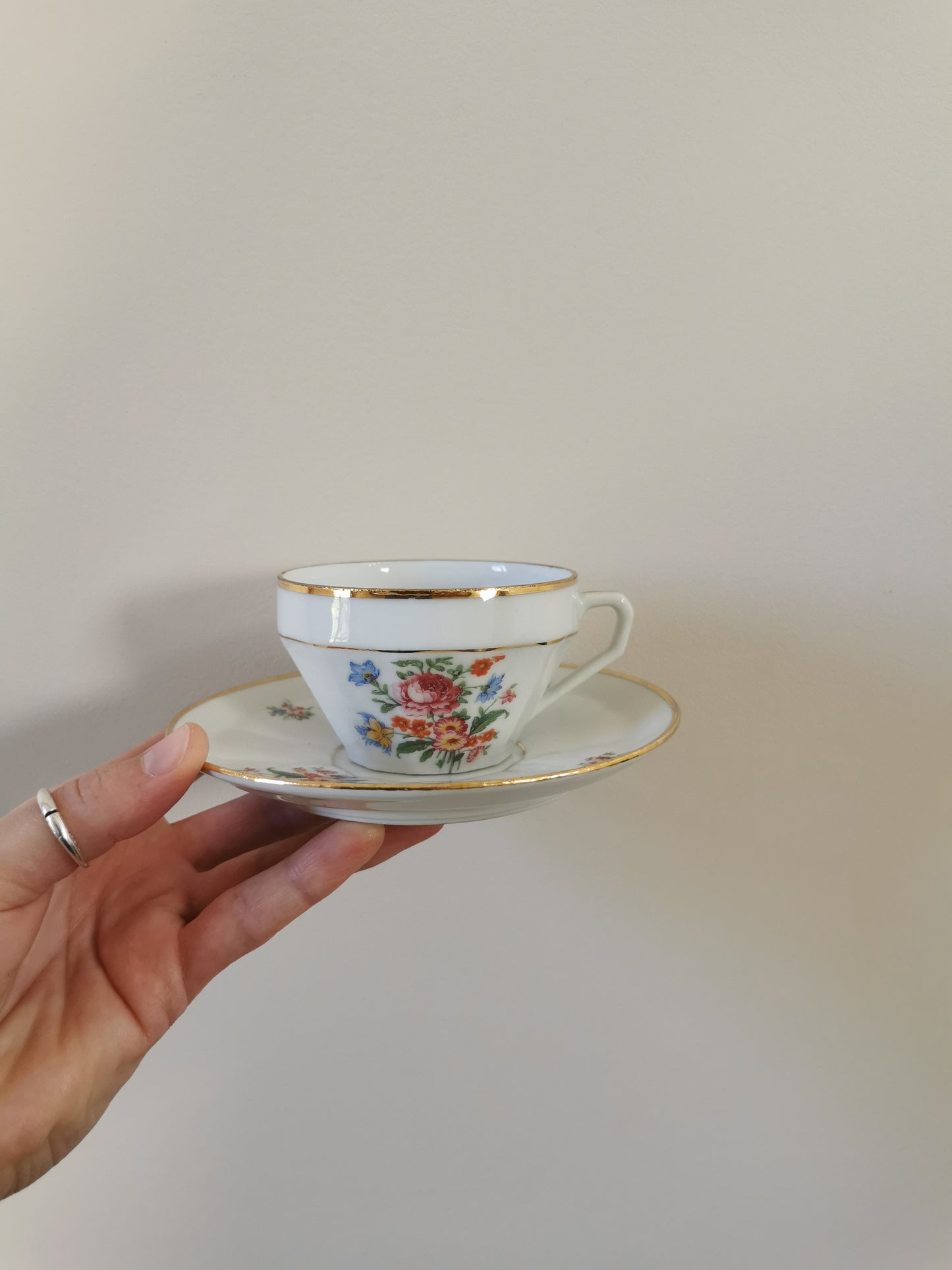 Tasses fleuries en porcelaine