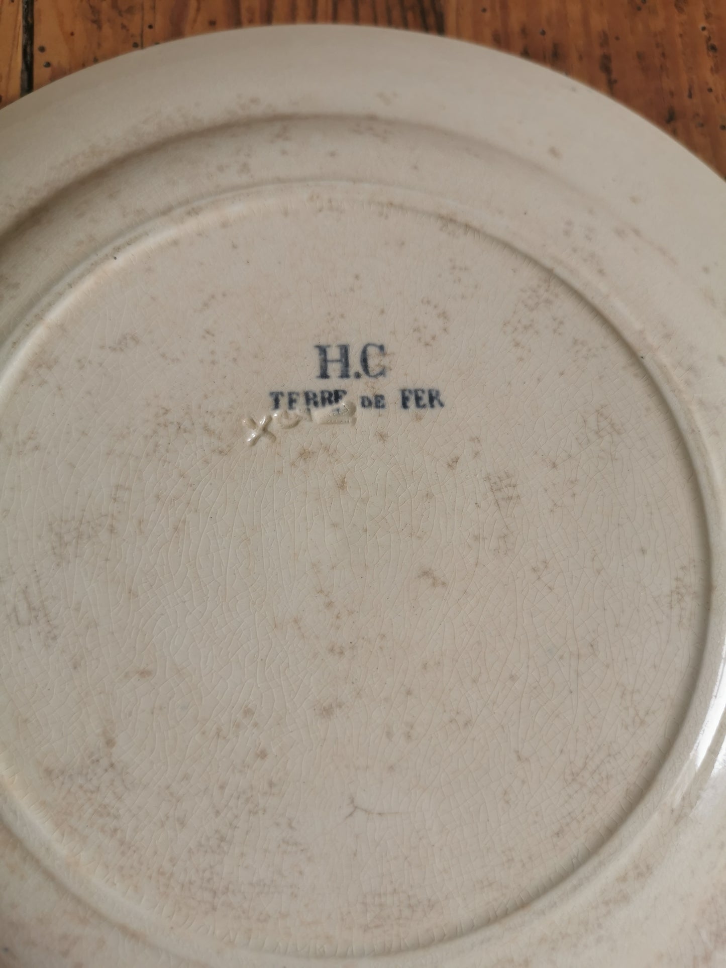 Assiettes plates en terre de fer, H.C