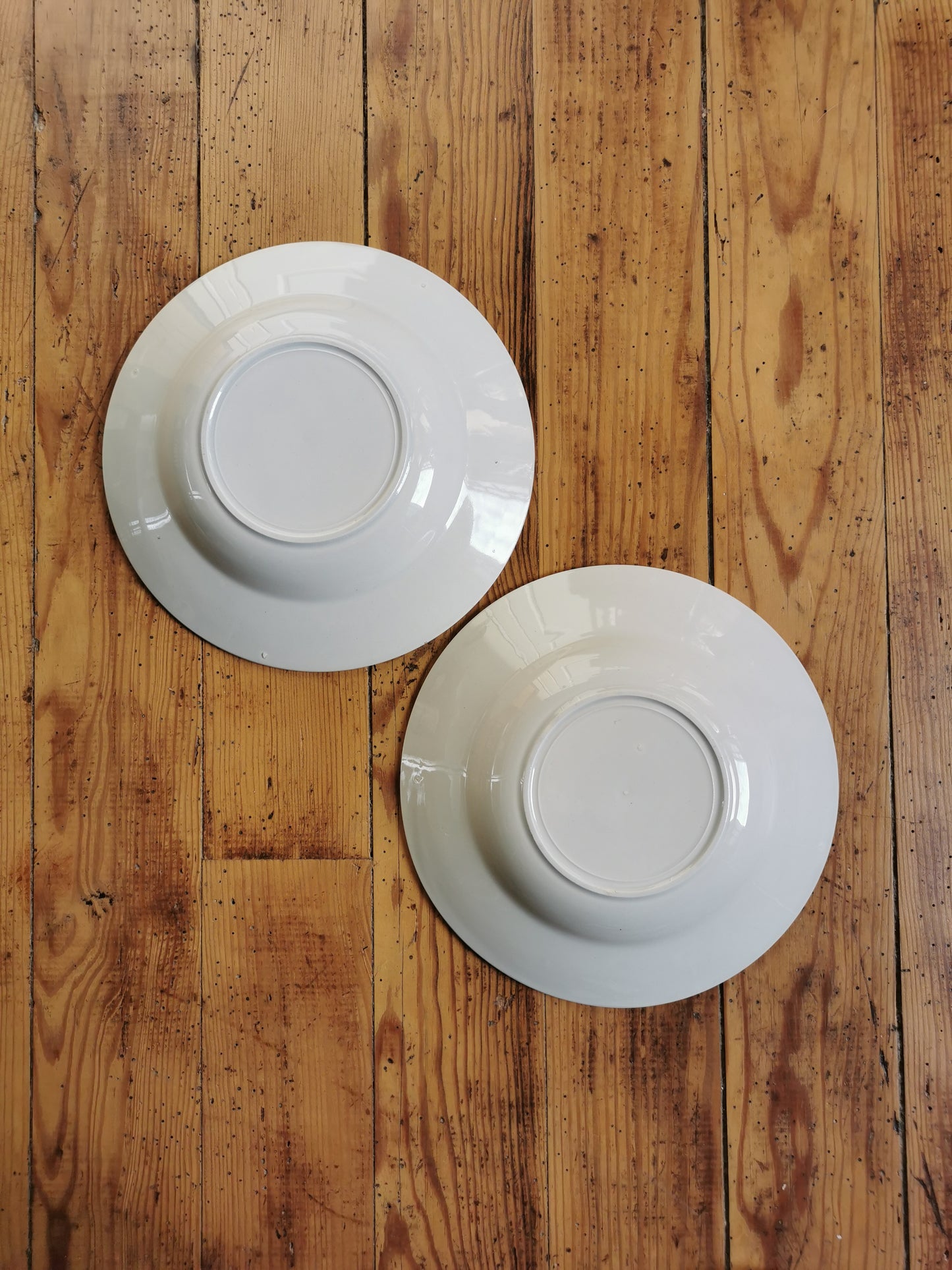 Assiettes creuses vintage dépareillées, blanc et doré I