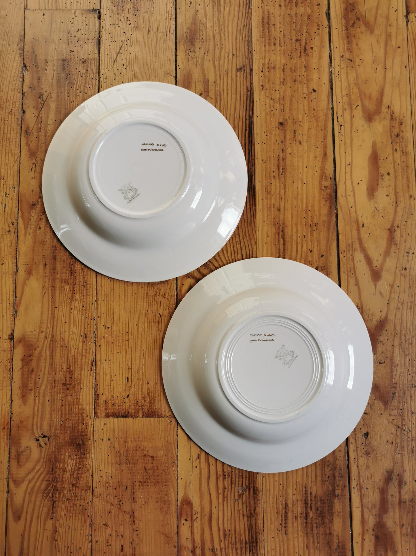 Assiettes creuses vintage dépareillées, blanc et doré I