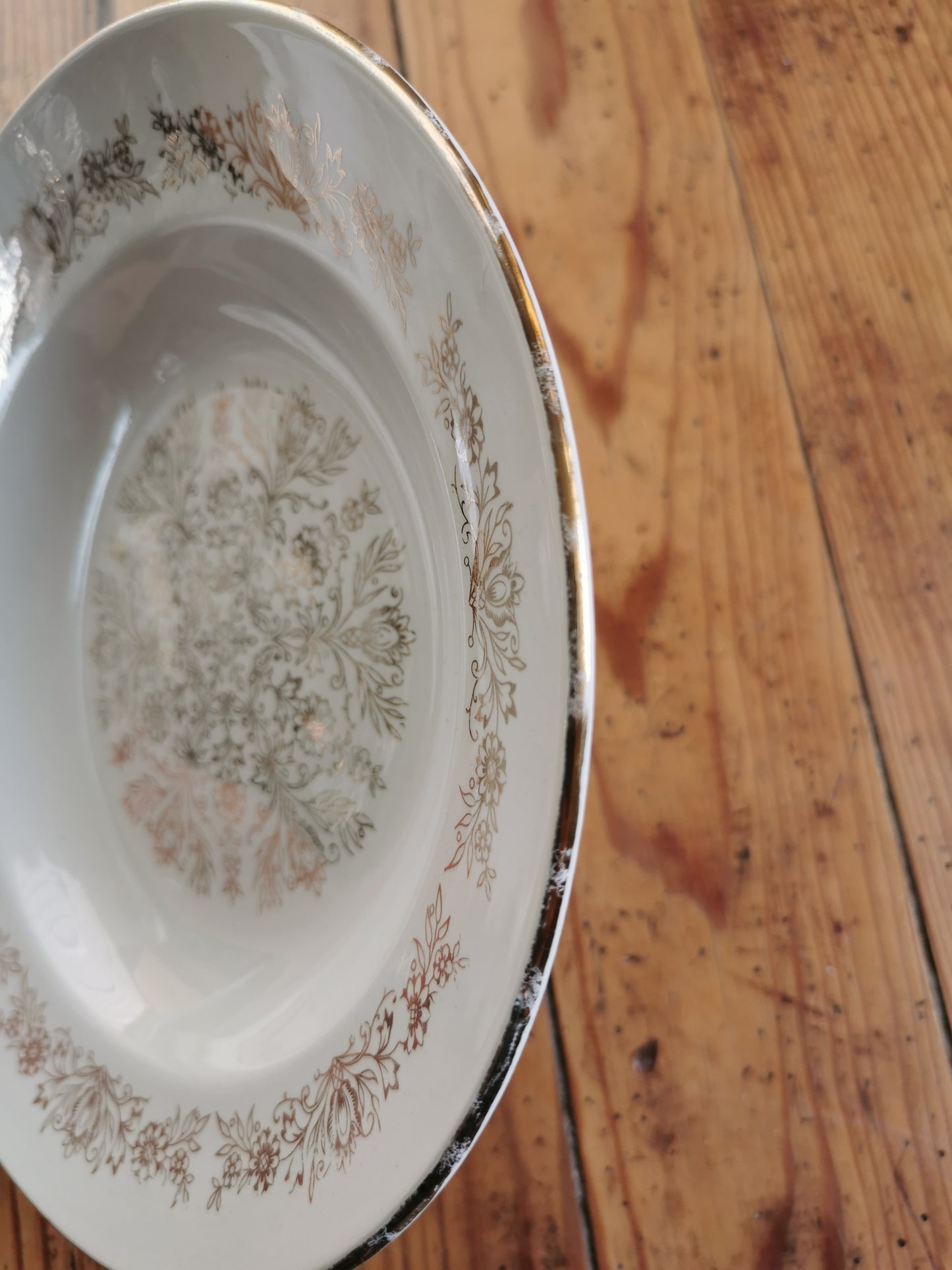 Assiettes creuses vintage dépareillées, blanc et doré I