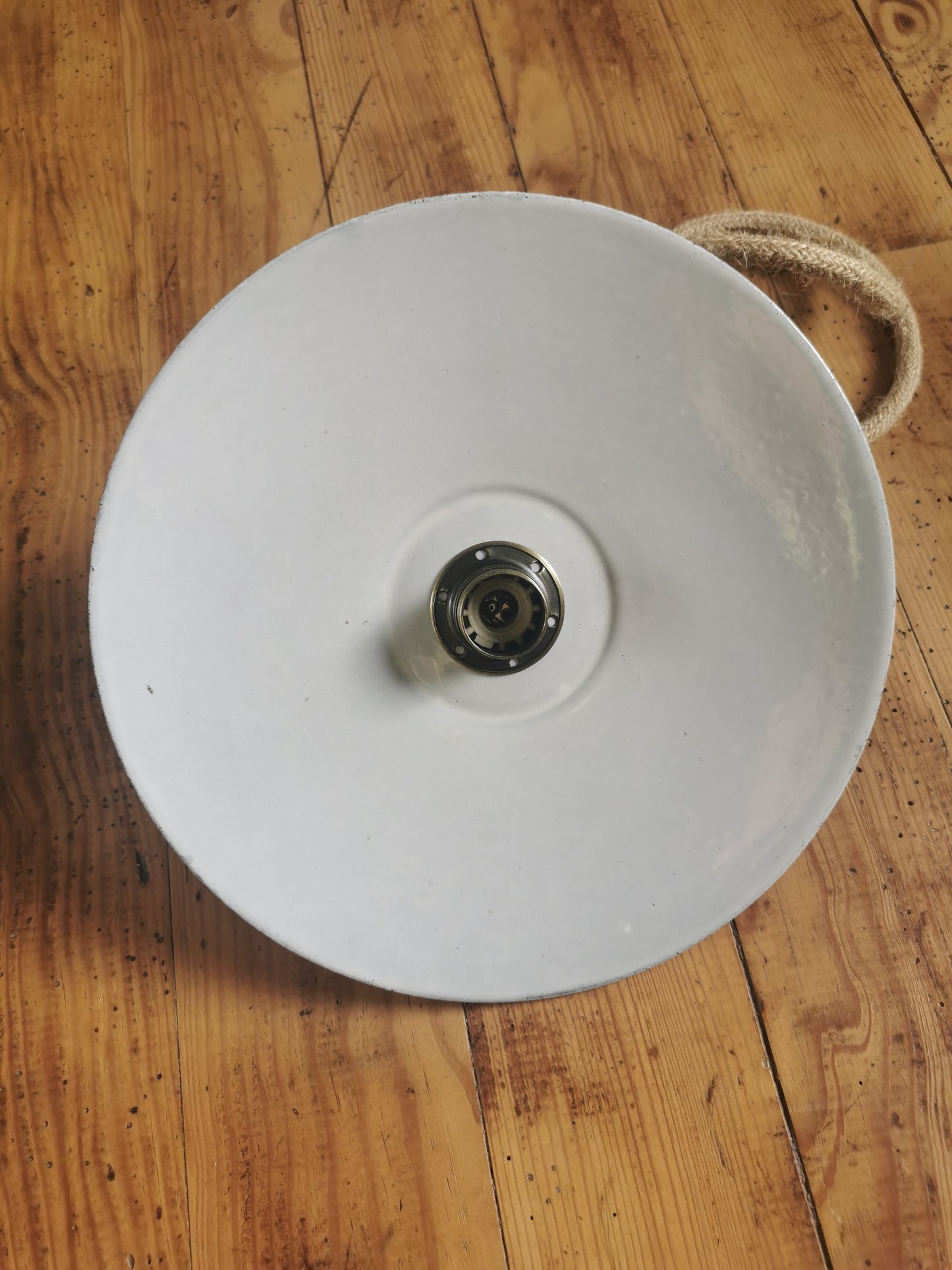 Suspension en métal émaillé, verte