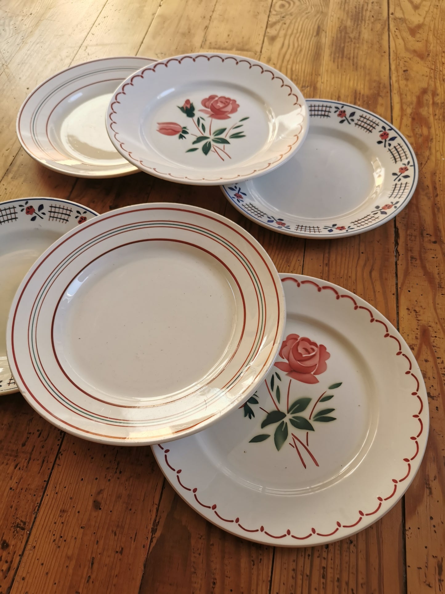 Assiettes plates rétro dépareillées