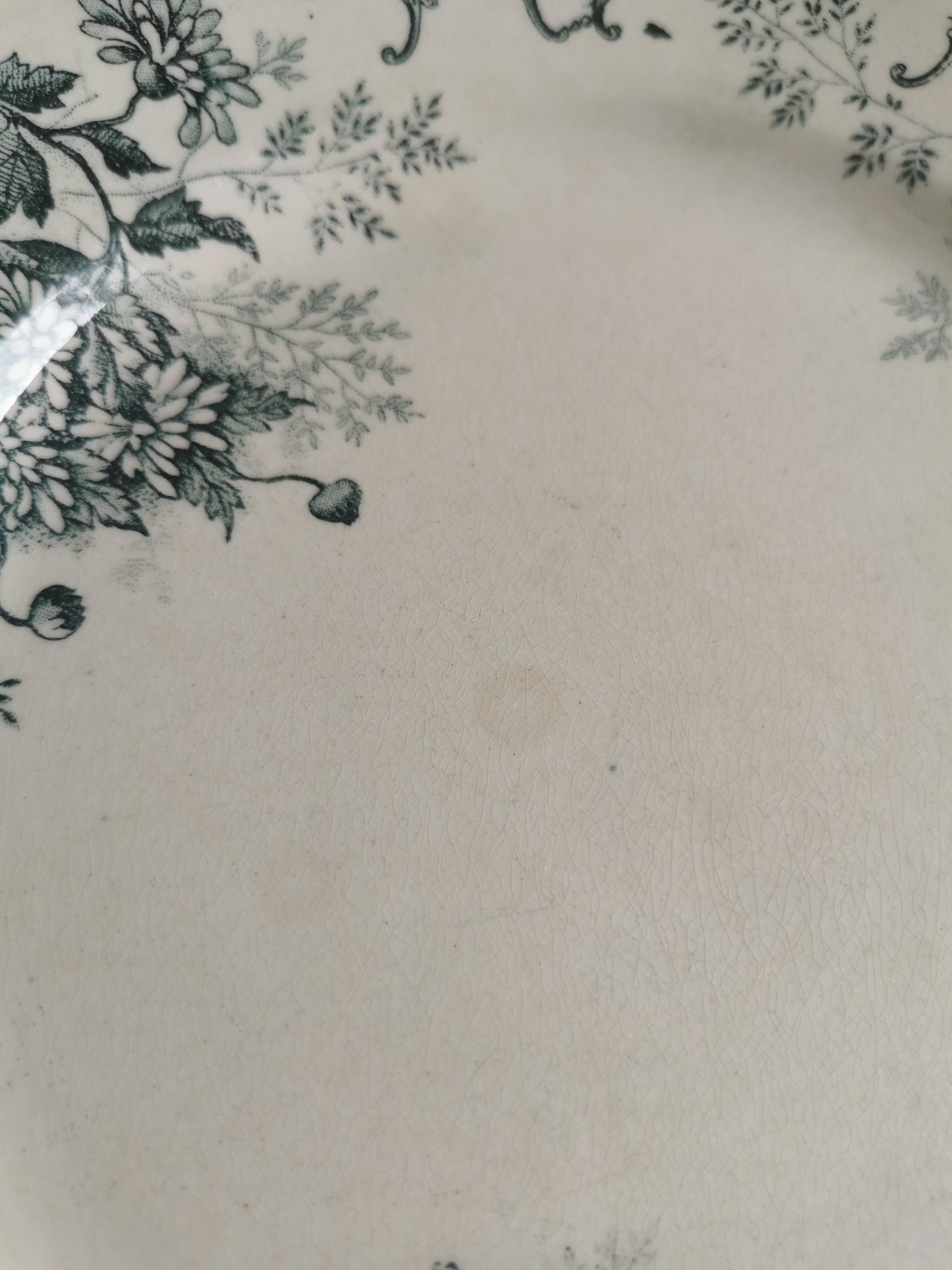 Assiettes plates en terre de fer, H.C