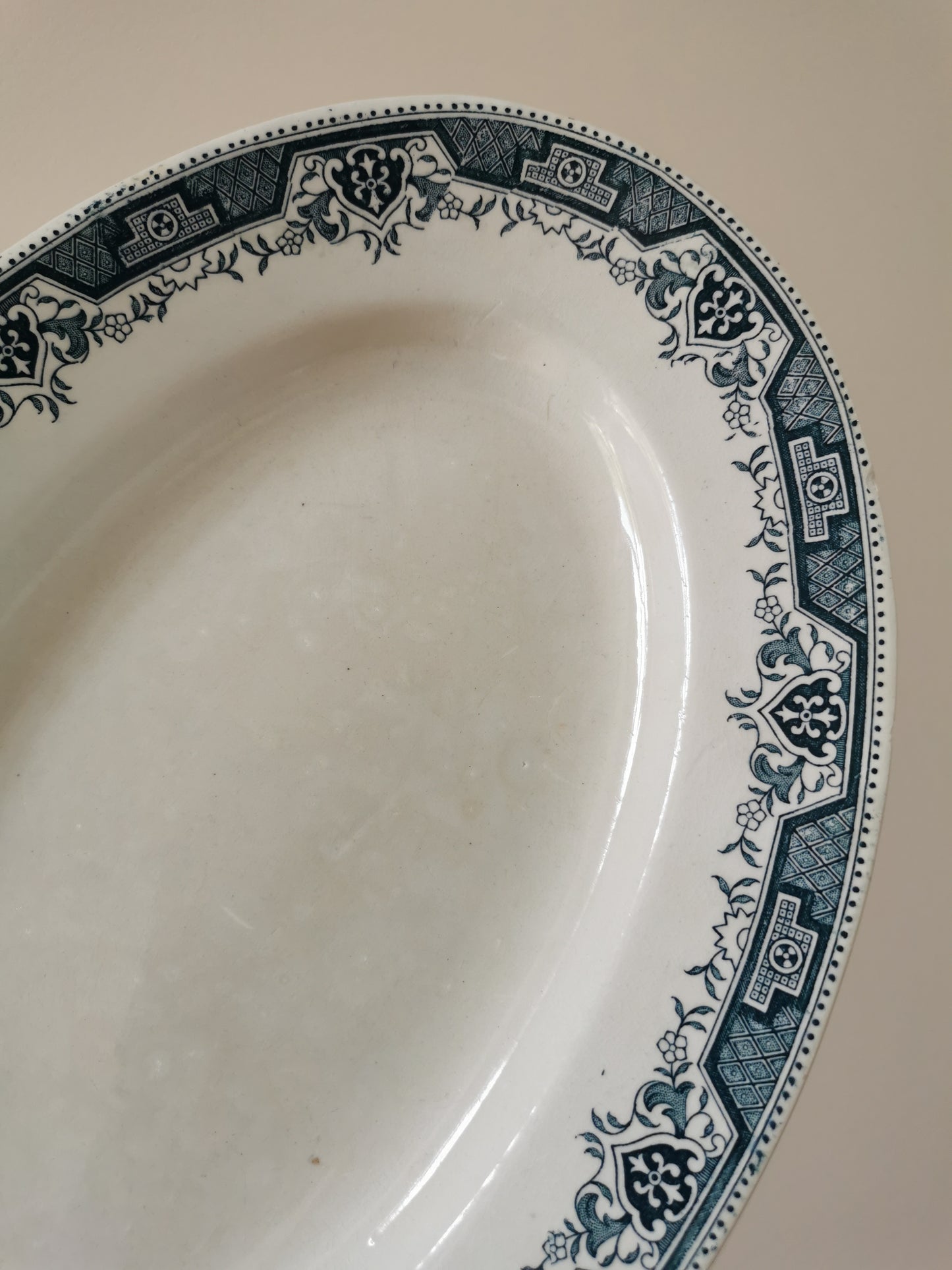 Plat ovale ancien St Amand, Maroc