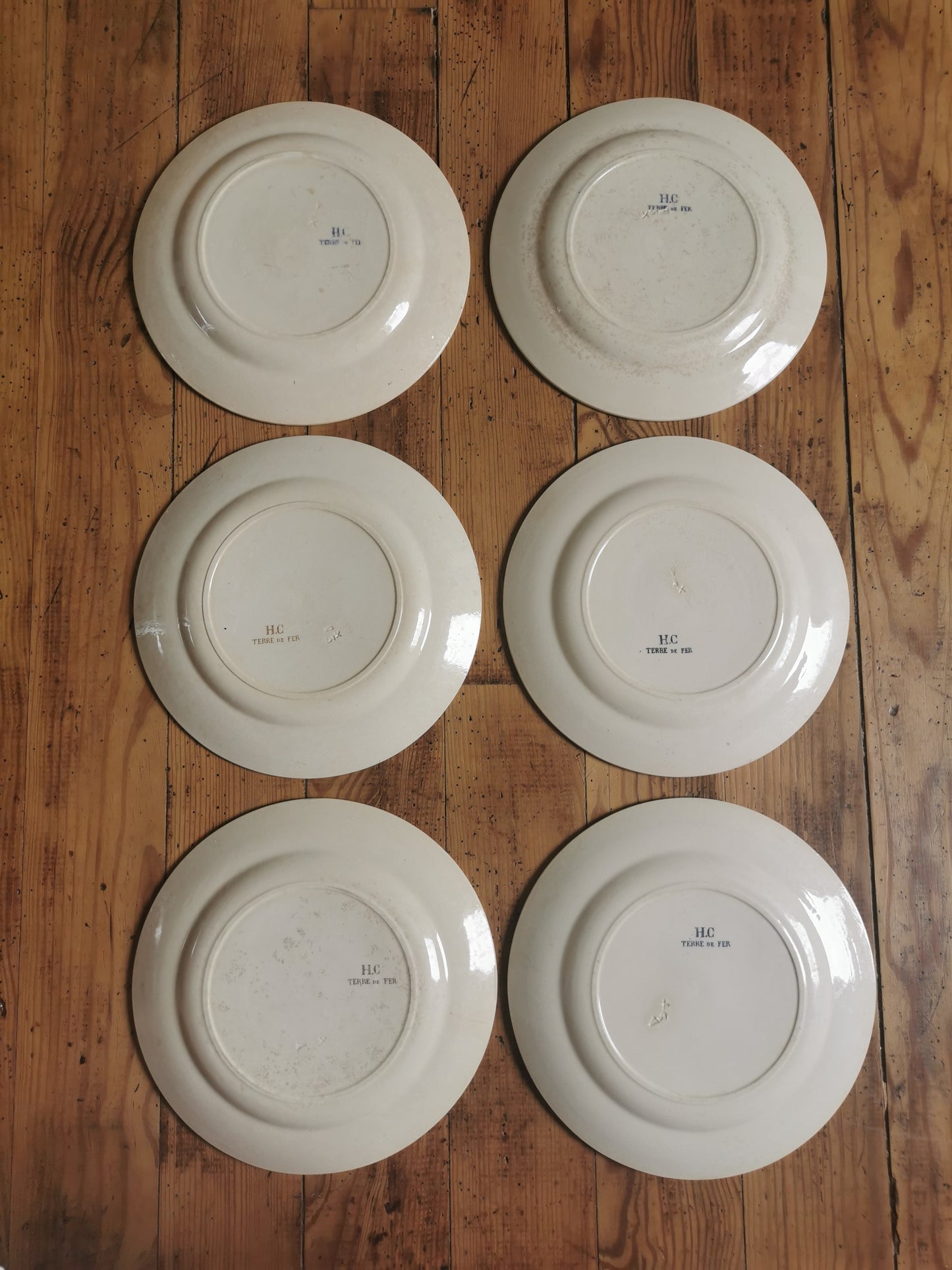 Assiettes plates en terre de fer, H.C