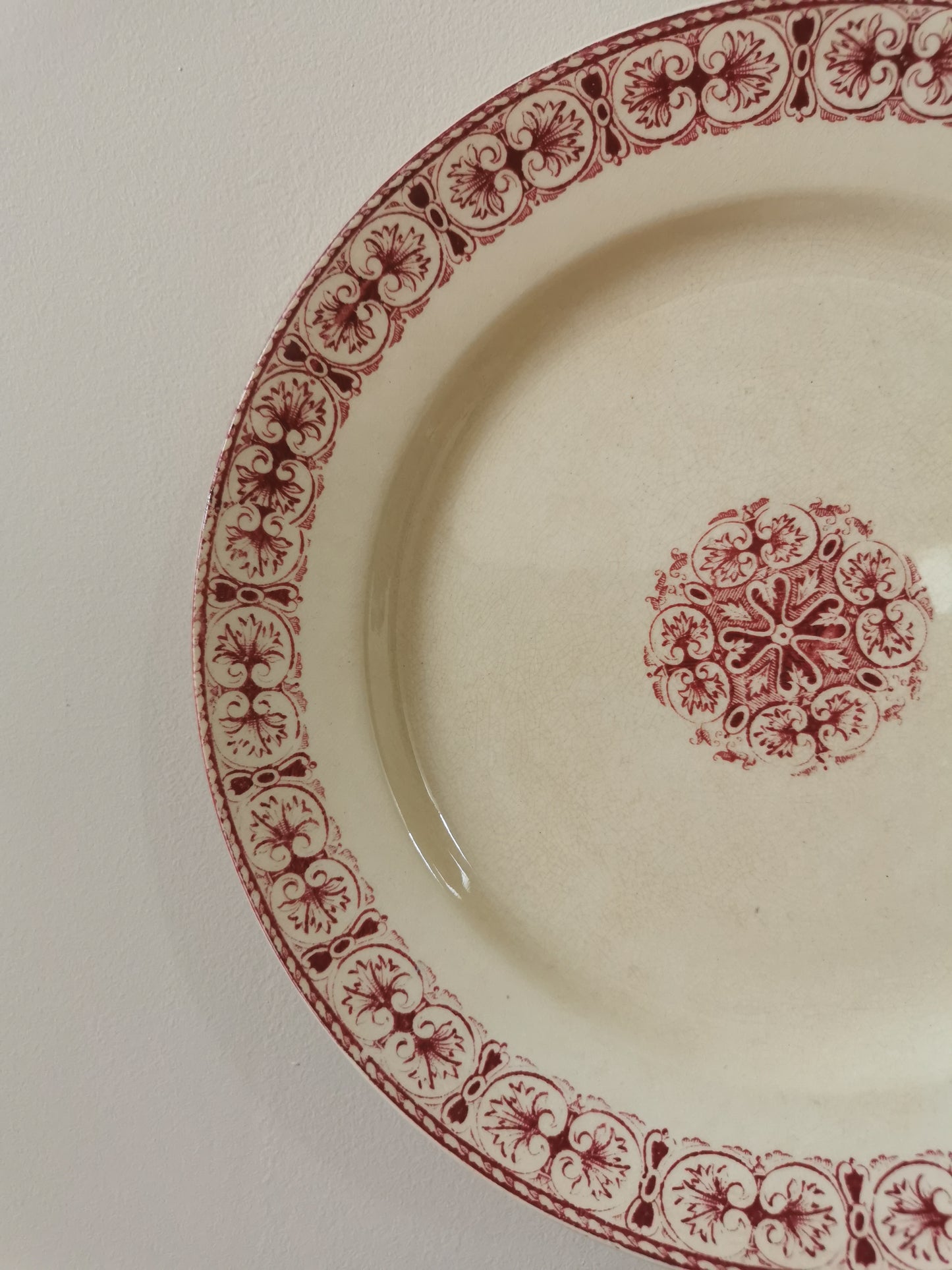 Assiettes plates anciennes en terre de fer, Moscovite