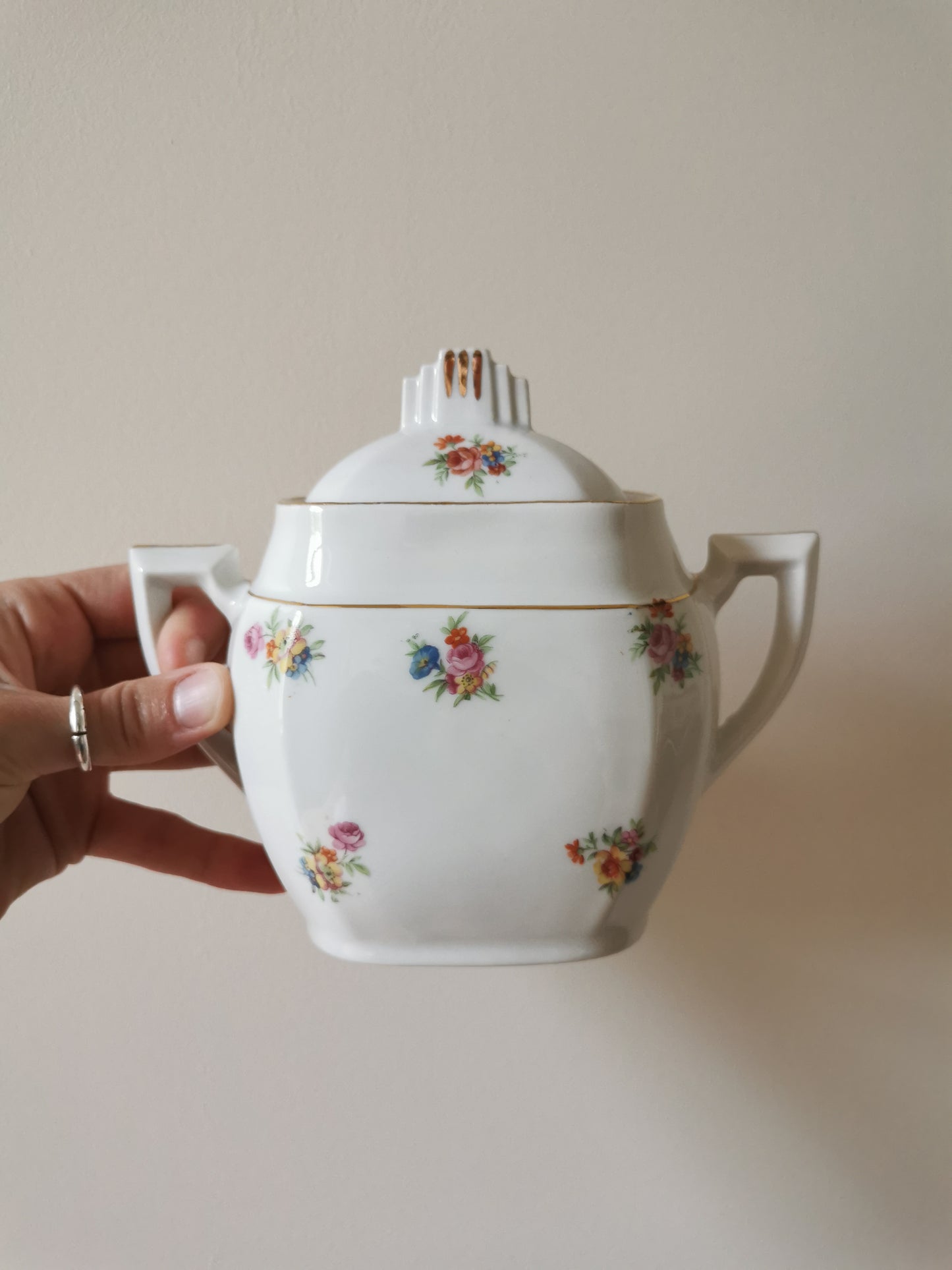 Service à thé fleuri en porcelaine
