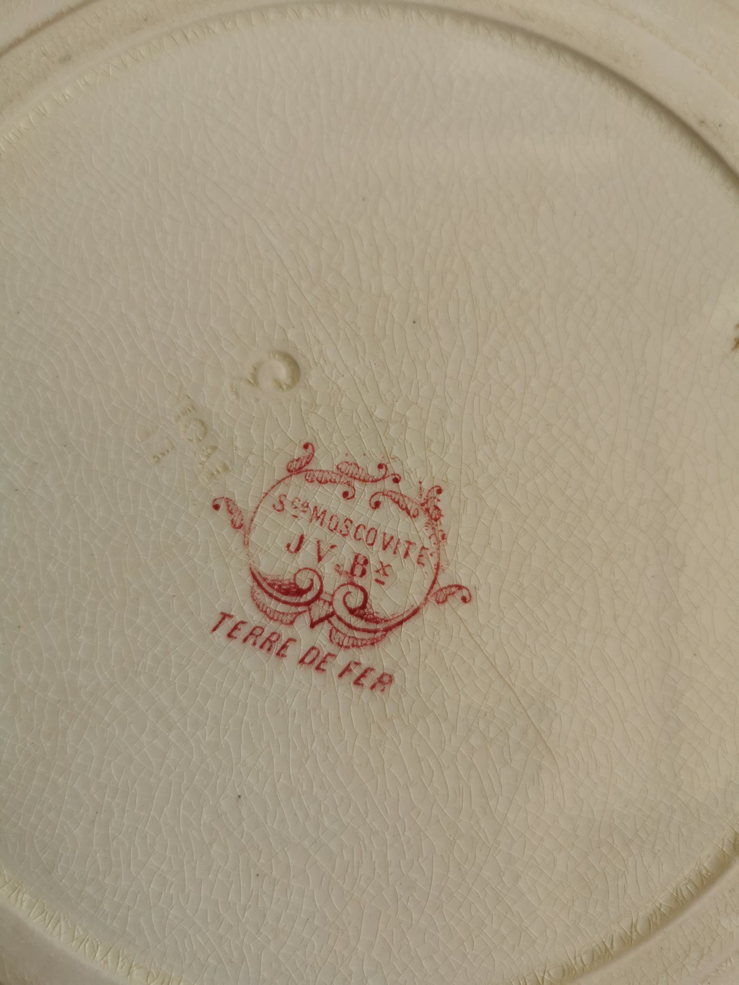 Assiettes plates anciennes en terre de fer, Moscovite