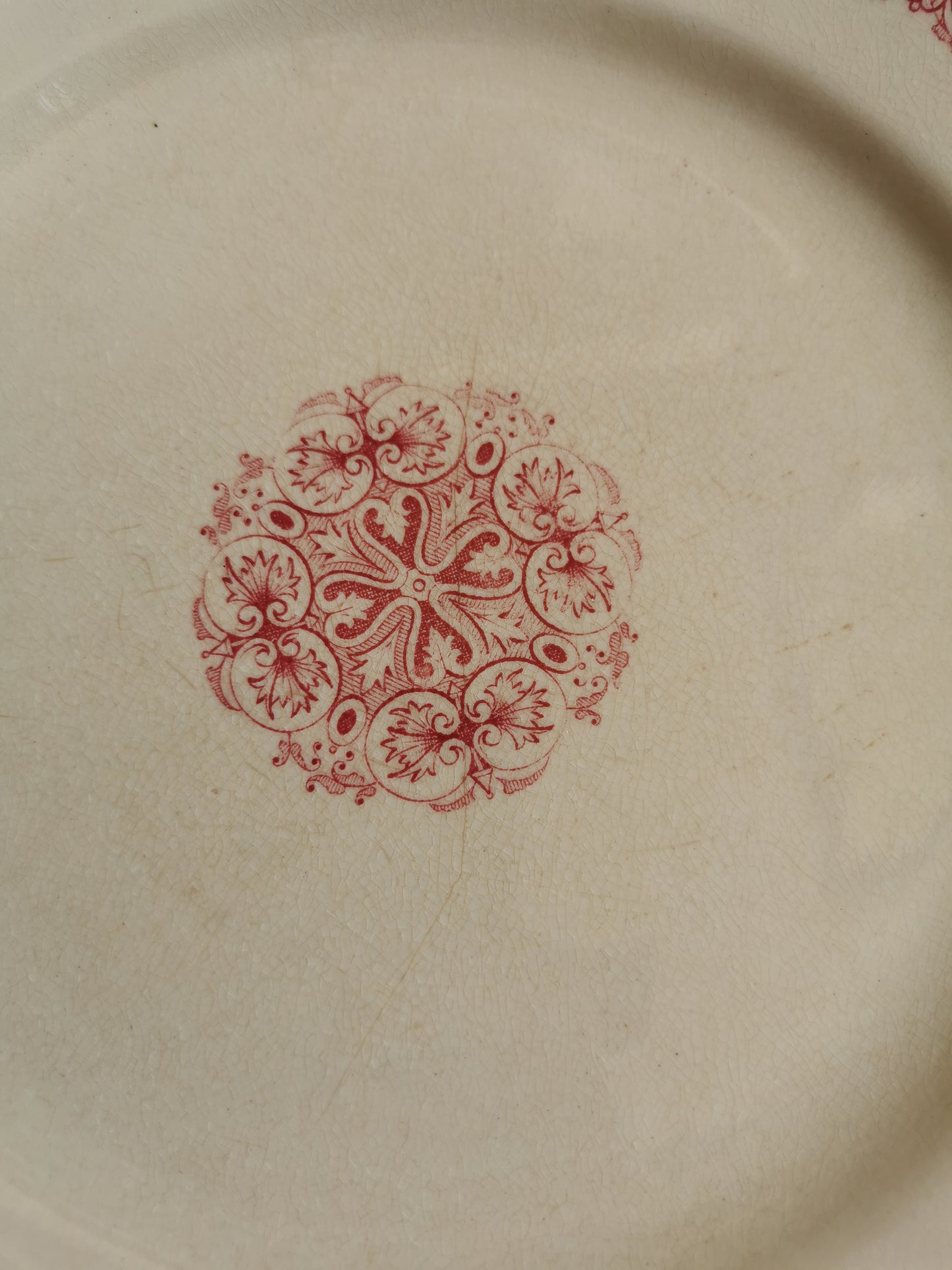 Assiettes plates anciennes en terre de fer, Moscovite