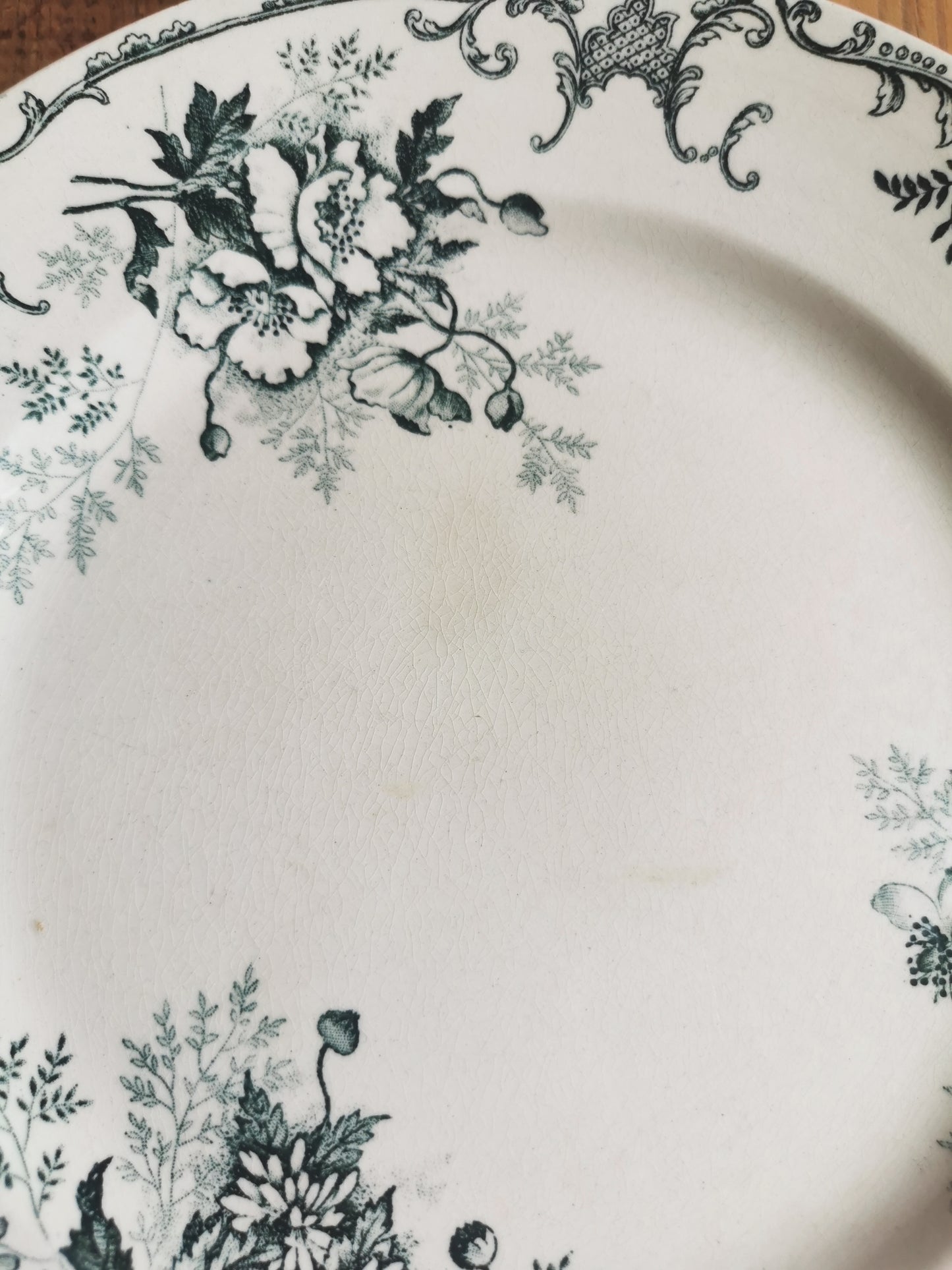 Assiettes plates en terre de fer, H.C