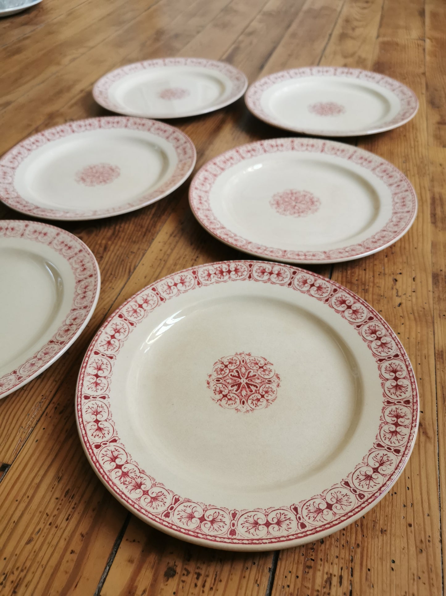 Assiettes plates anciennes en terre de fer, Moscovite
