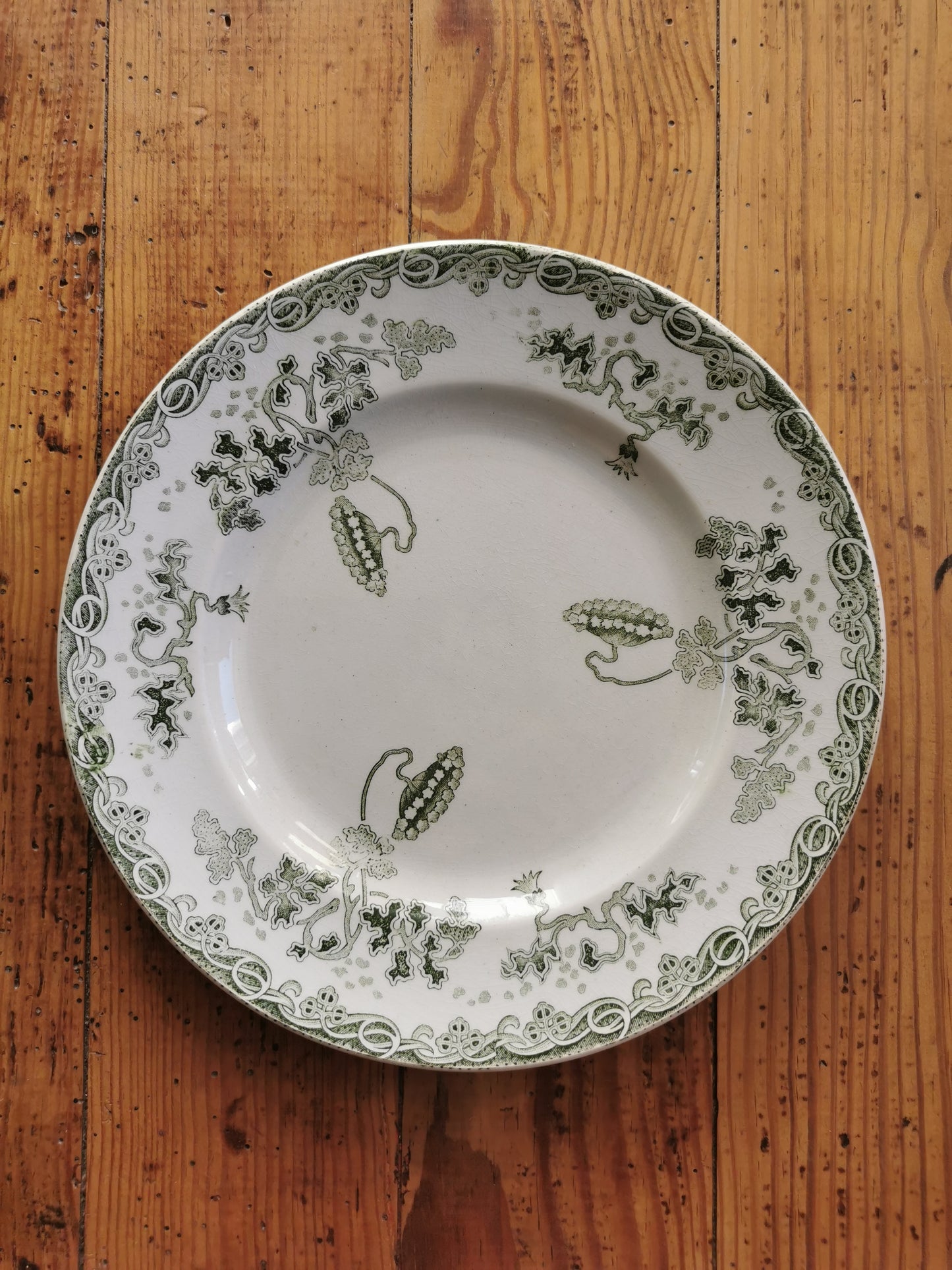 Assiettes anciennes dépareillées, terre de fer