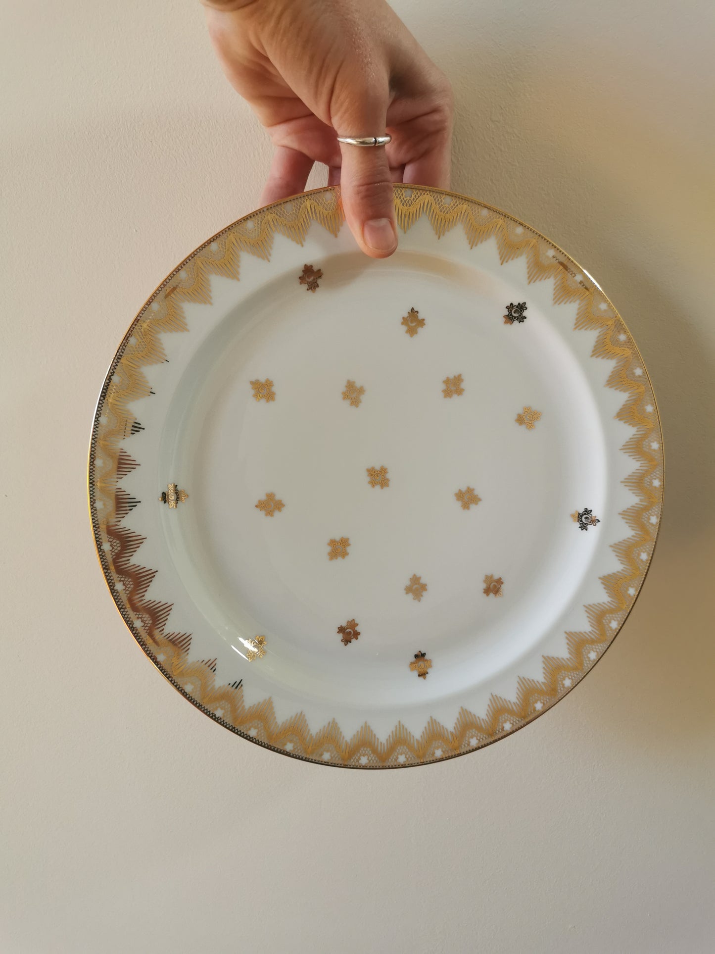 Assiette platesm porcelaine de Limoges blanches et dorées. Élégante et raffinée.