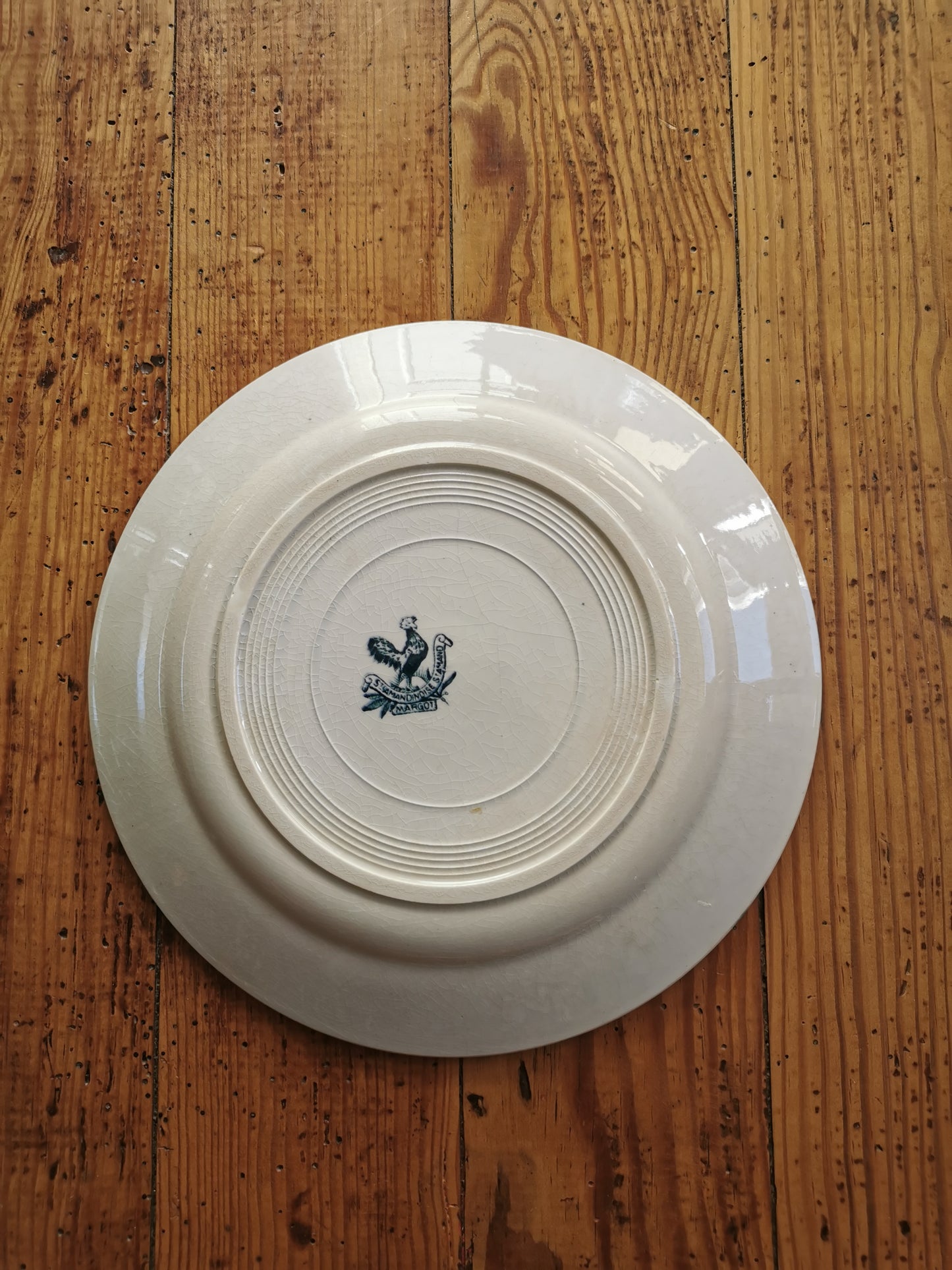 Assiettes anciennes dépareillées, terre de fer