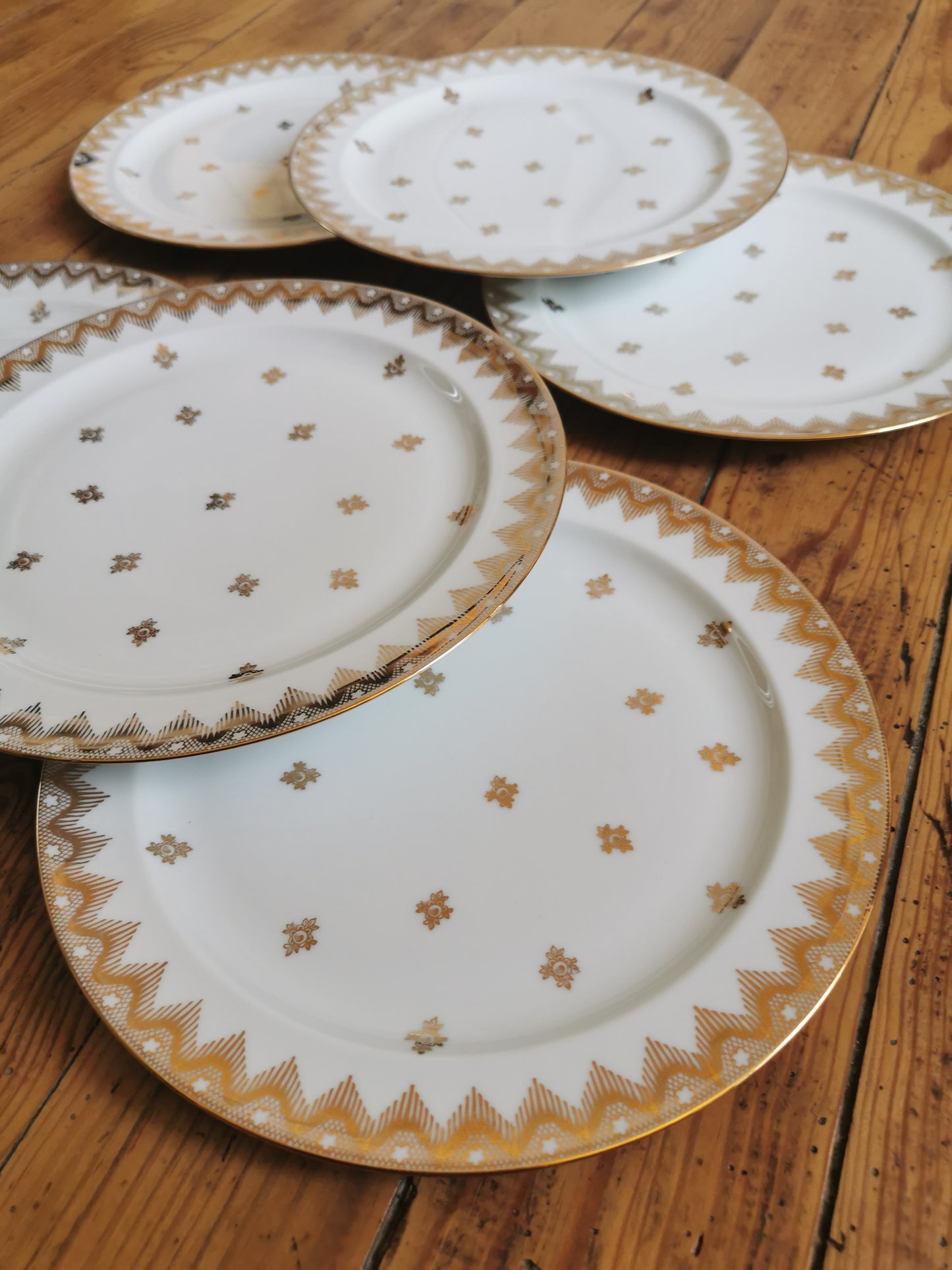 Assiettes plates porcelaine de Limoges blanches et dorées. Élégantes et raffinées.