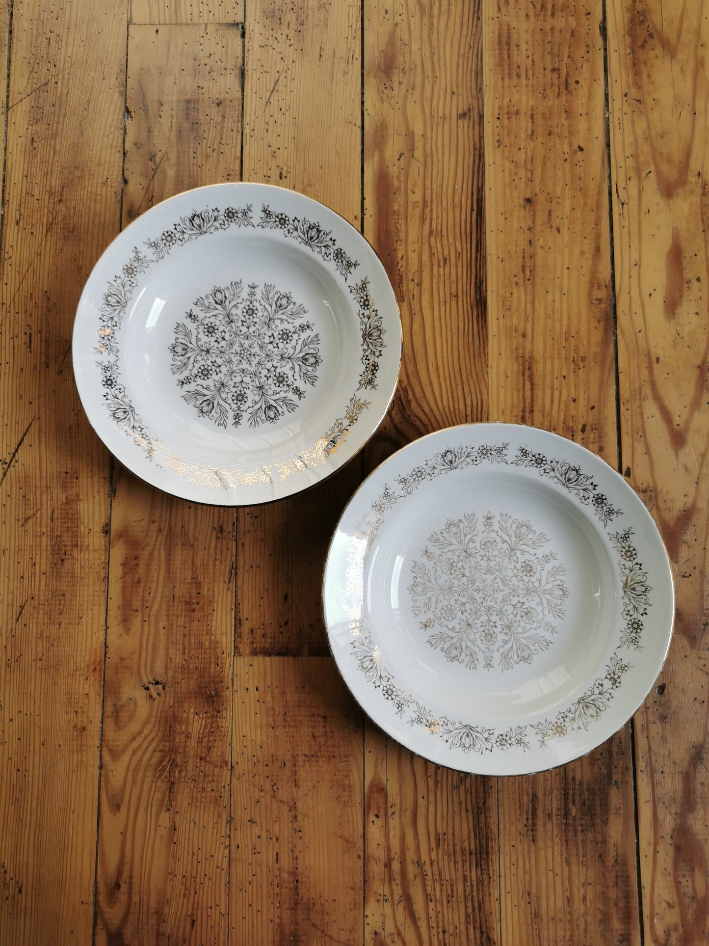 Assiettes creuses vintage dépareillées, blanc et doré I