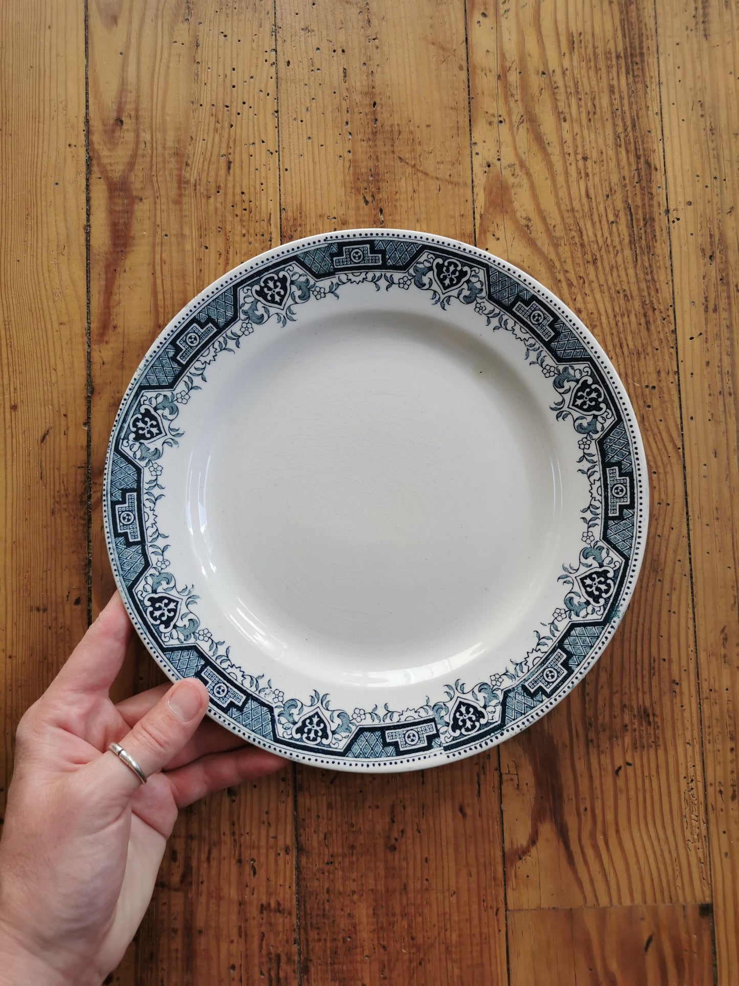 Assiettes plates anciennes dépareillées, décors arabisants