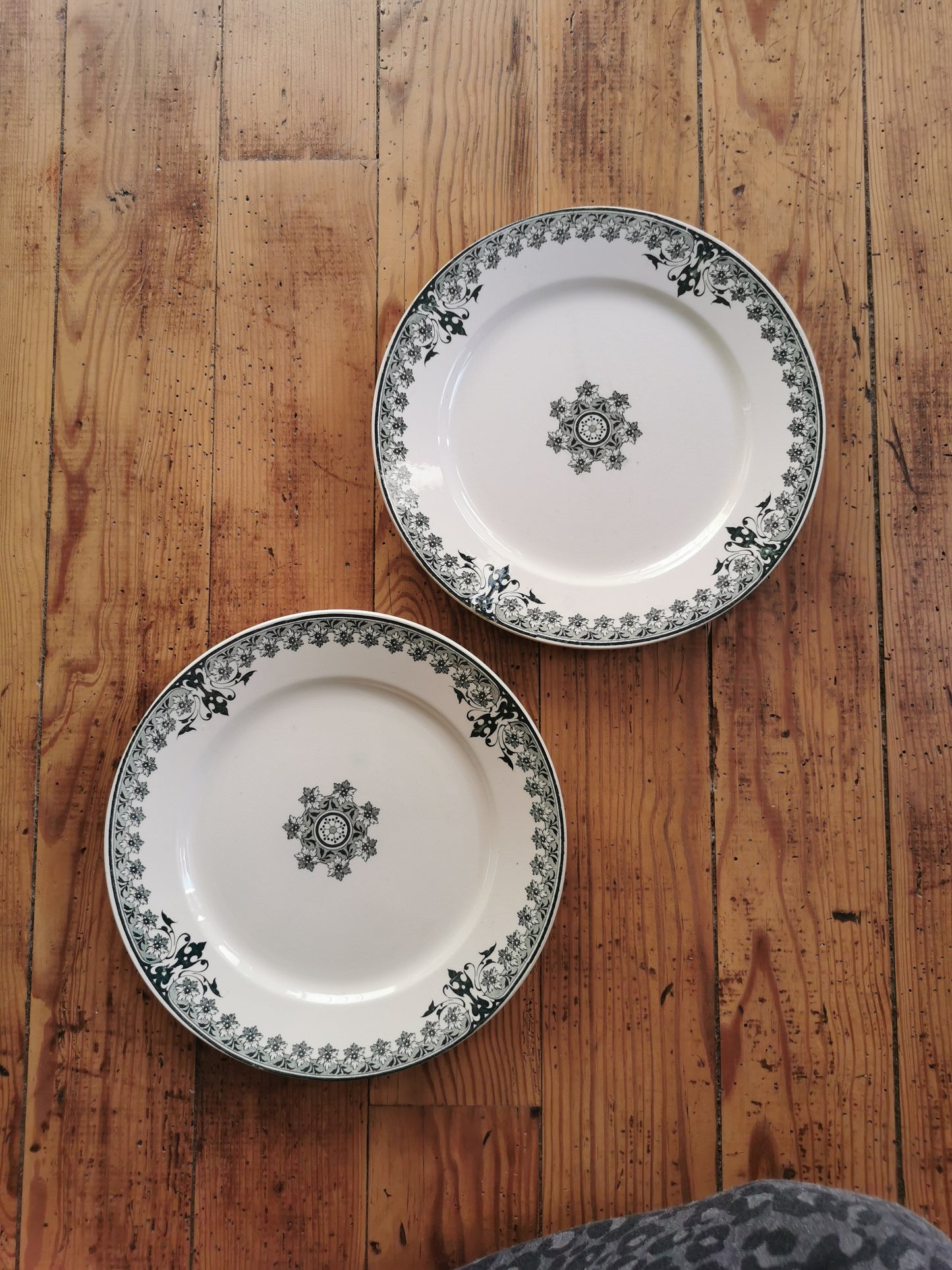 Assiettes plates anciennes dépareillées, décors arabisants