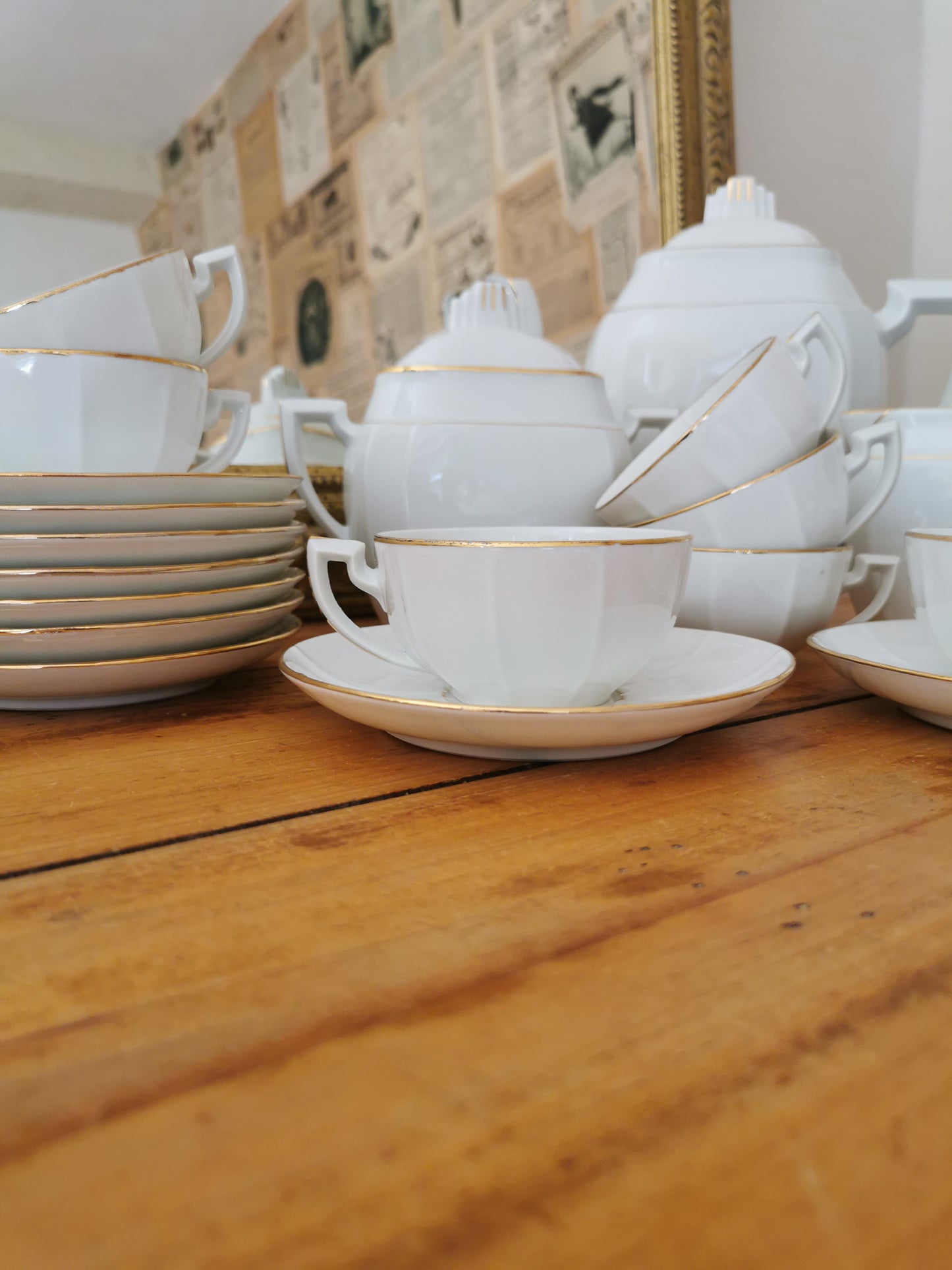 Service à café vintage en porcelaine style art déco blanc et doré