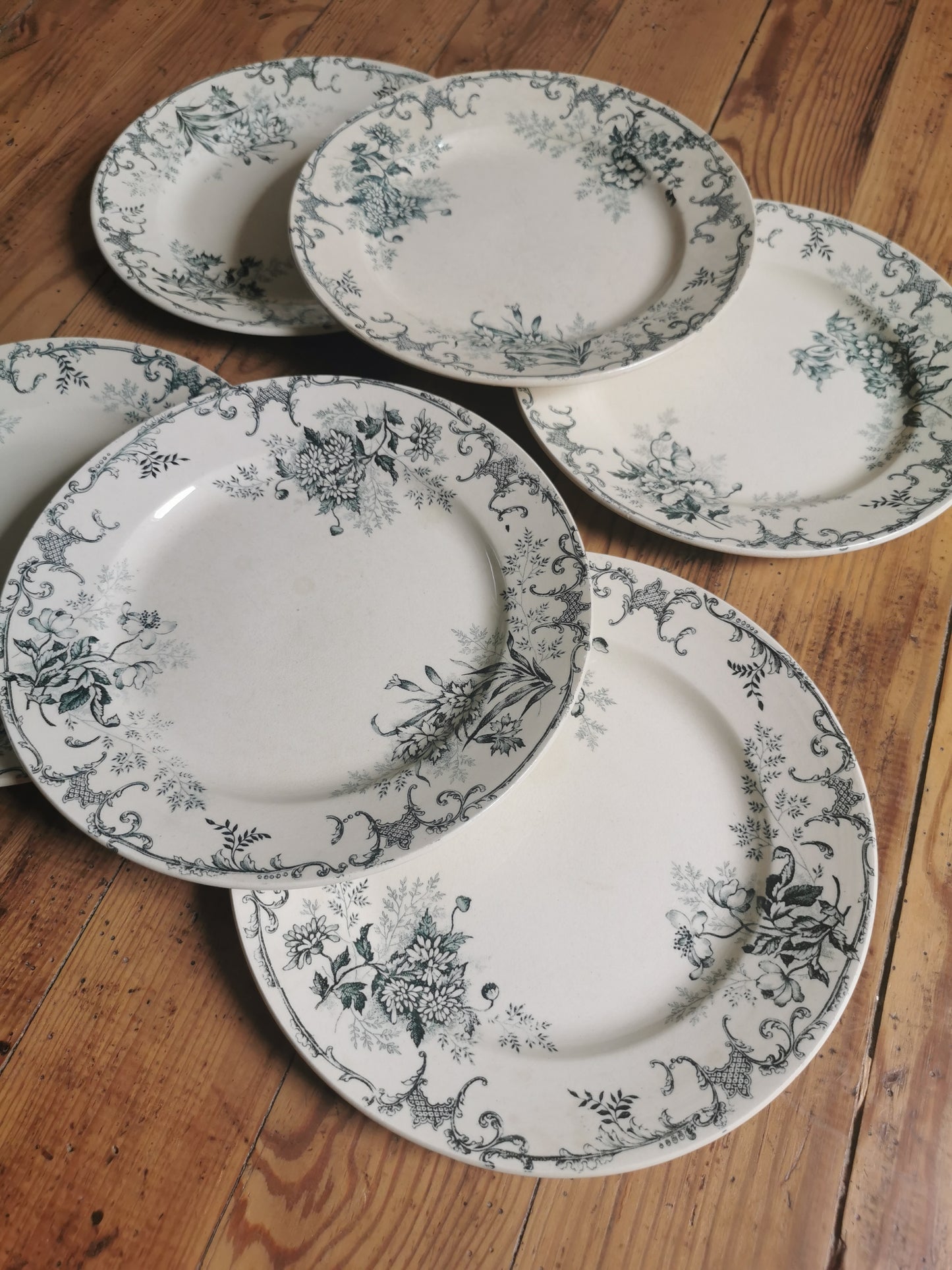 Assiettes plates en terre de fer, H.C