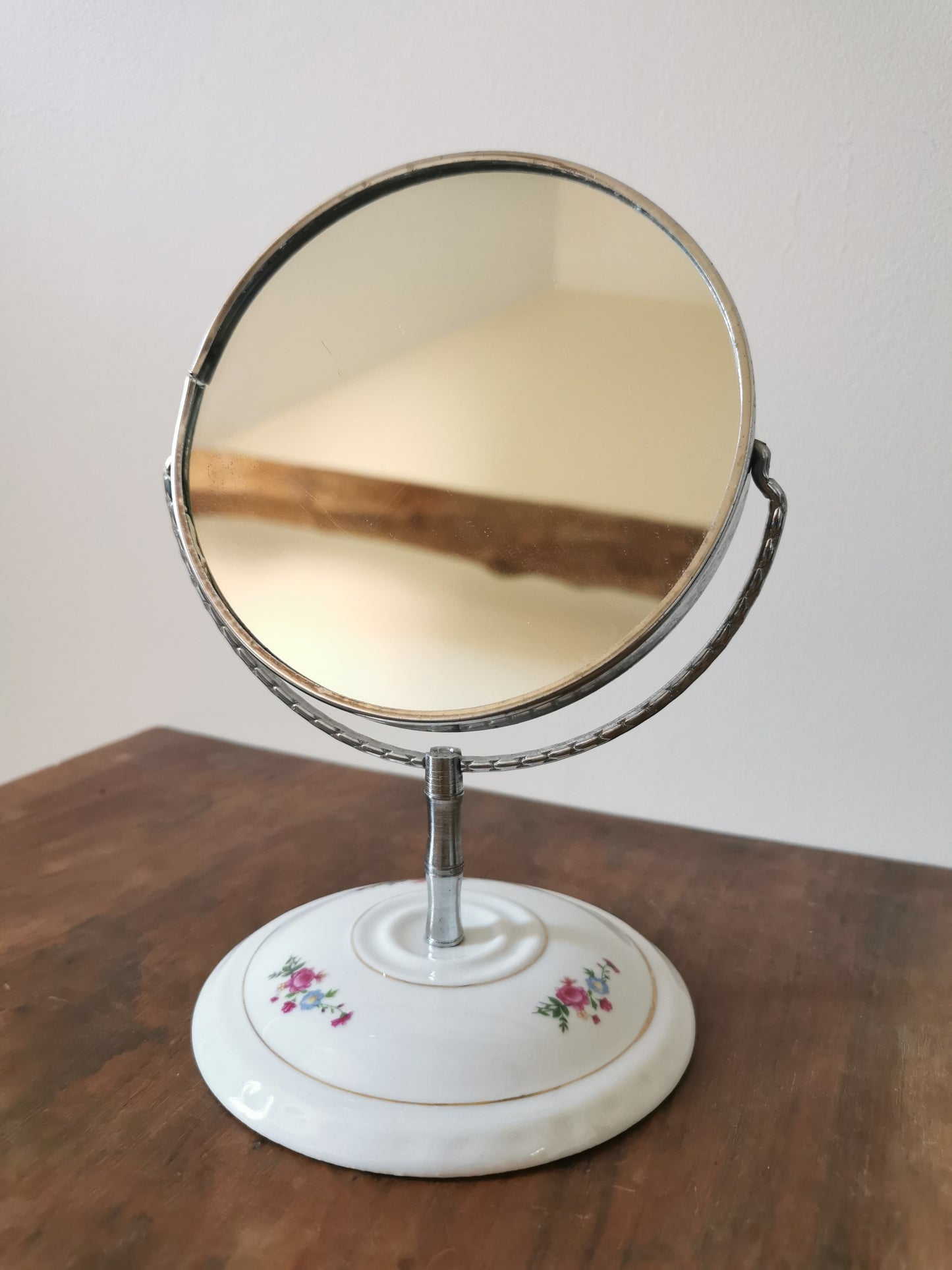 Miroir sur pied en porcelaine