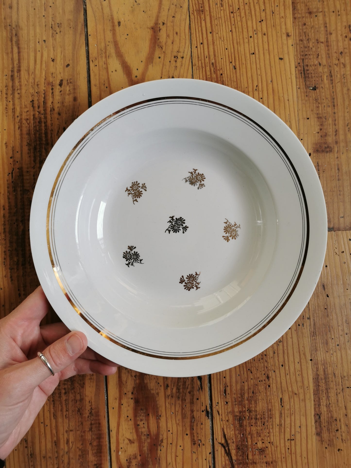 Assiettes creuses vintage dépareillées, blanc et doré I