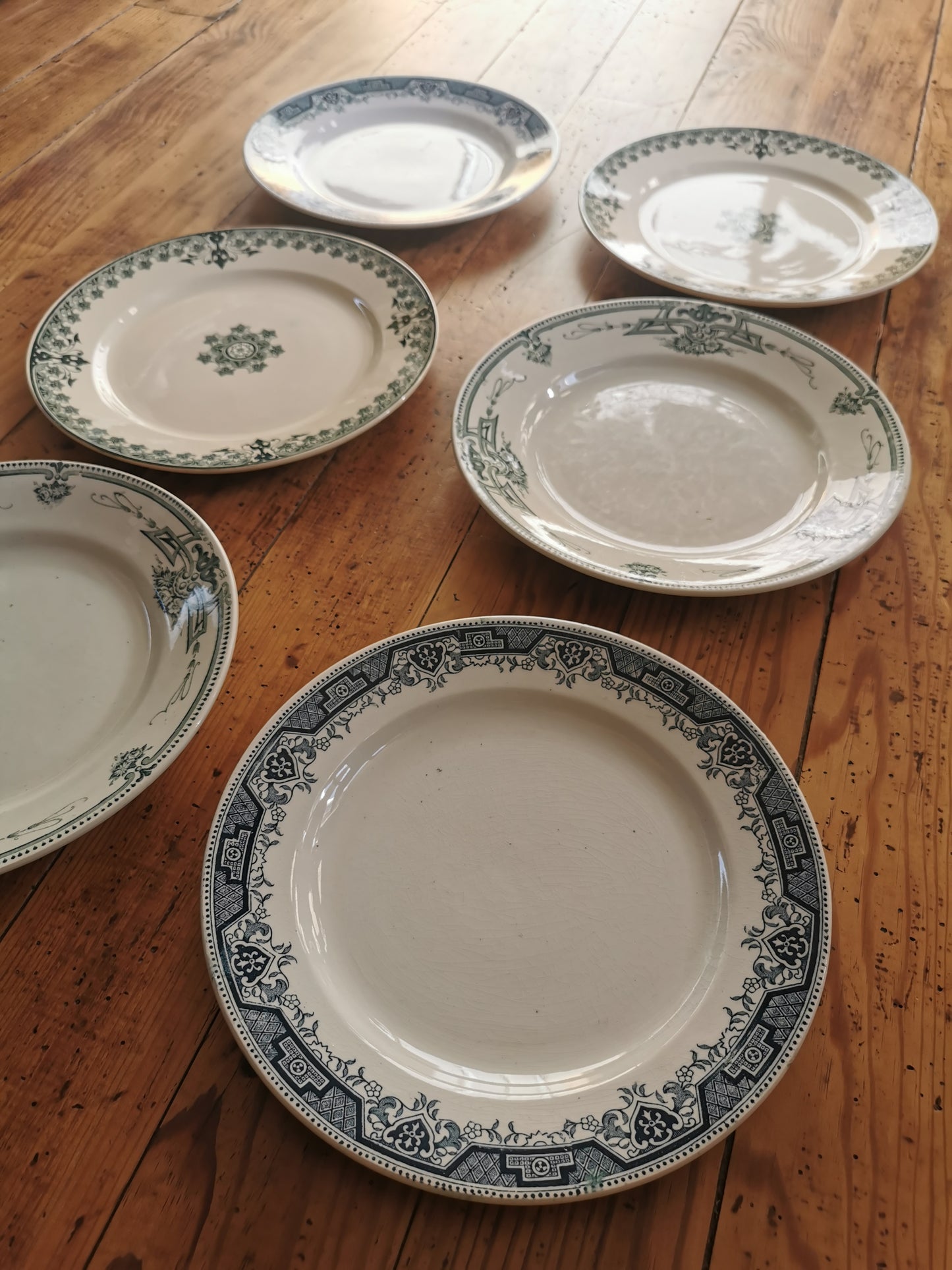 Assiettes plates anciennes dépareillées, décors arabisants