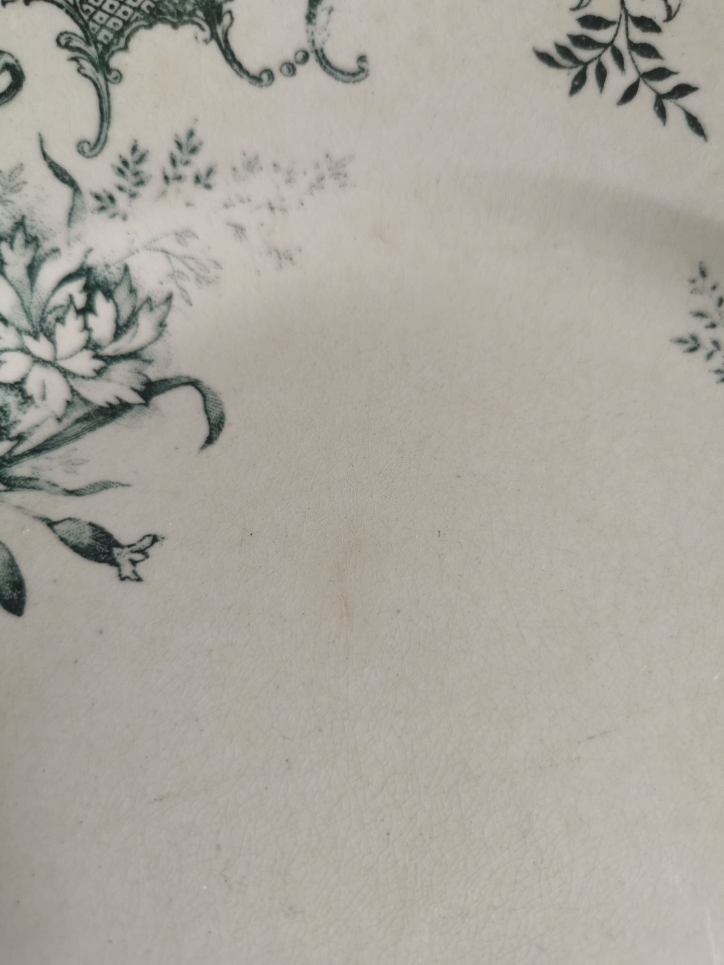 Assiettes plates en terre de fer, H.C