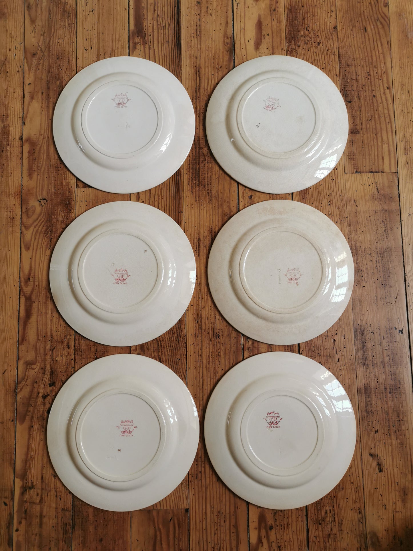 Assiettes plates anciennes en terre de fer, Moscovite