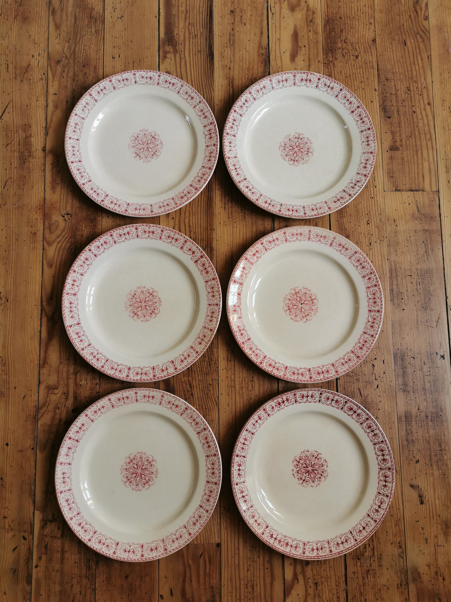 Assiettes plates anciennes en terre de fer, Moscovite