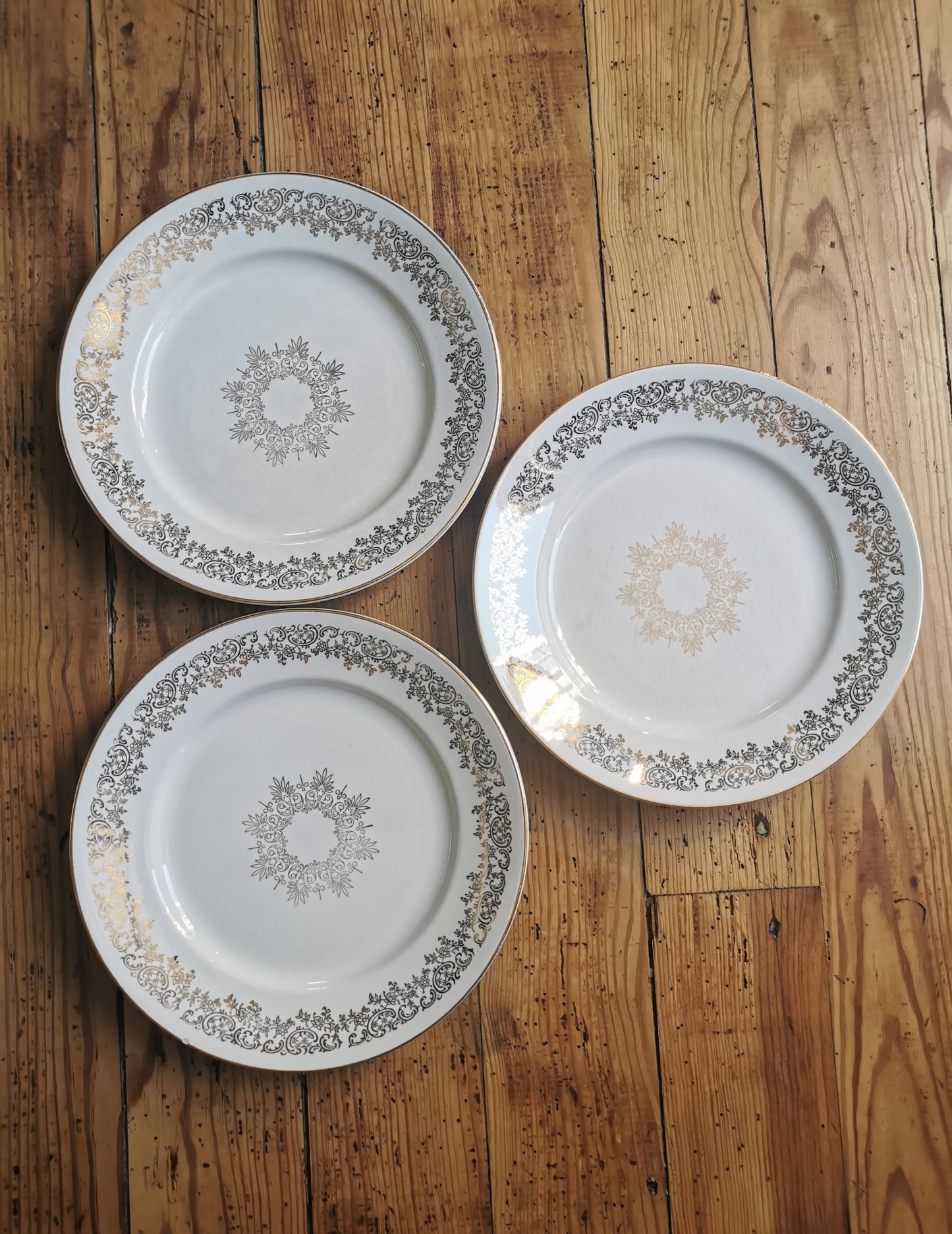 Assiettes plates dépareillées blanc & or