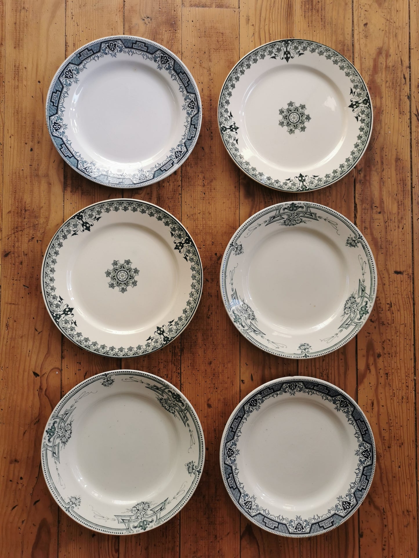 Assiettes anciennes en terre de fer dépareillées