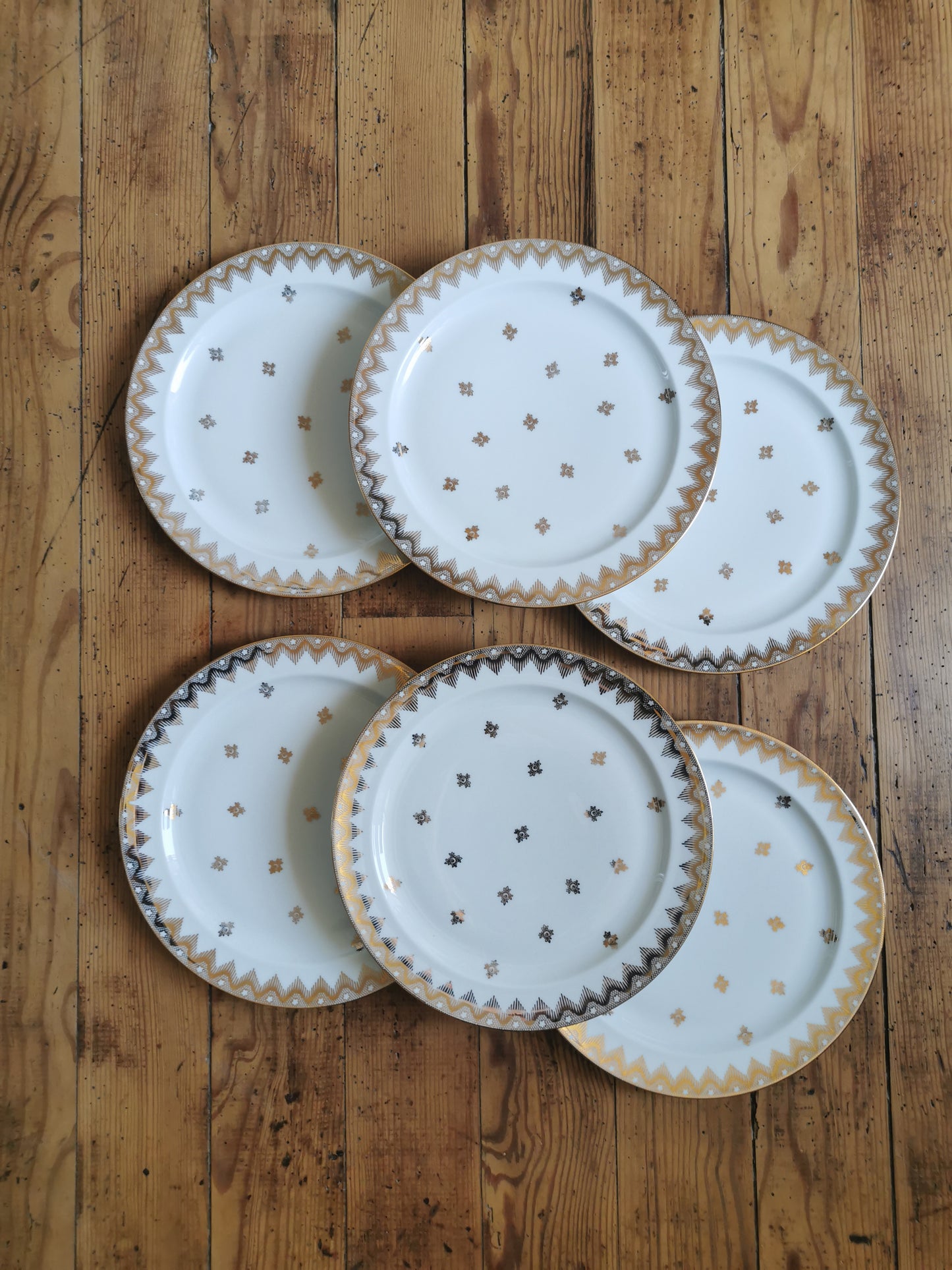 Assiettes plates porcelaine de Limoges blanches et dorées. Élégantes et raffinées.