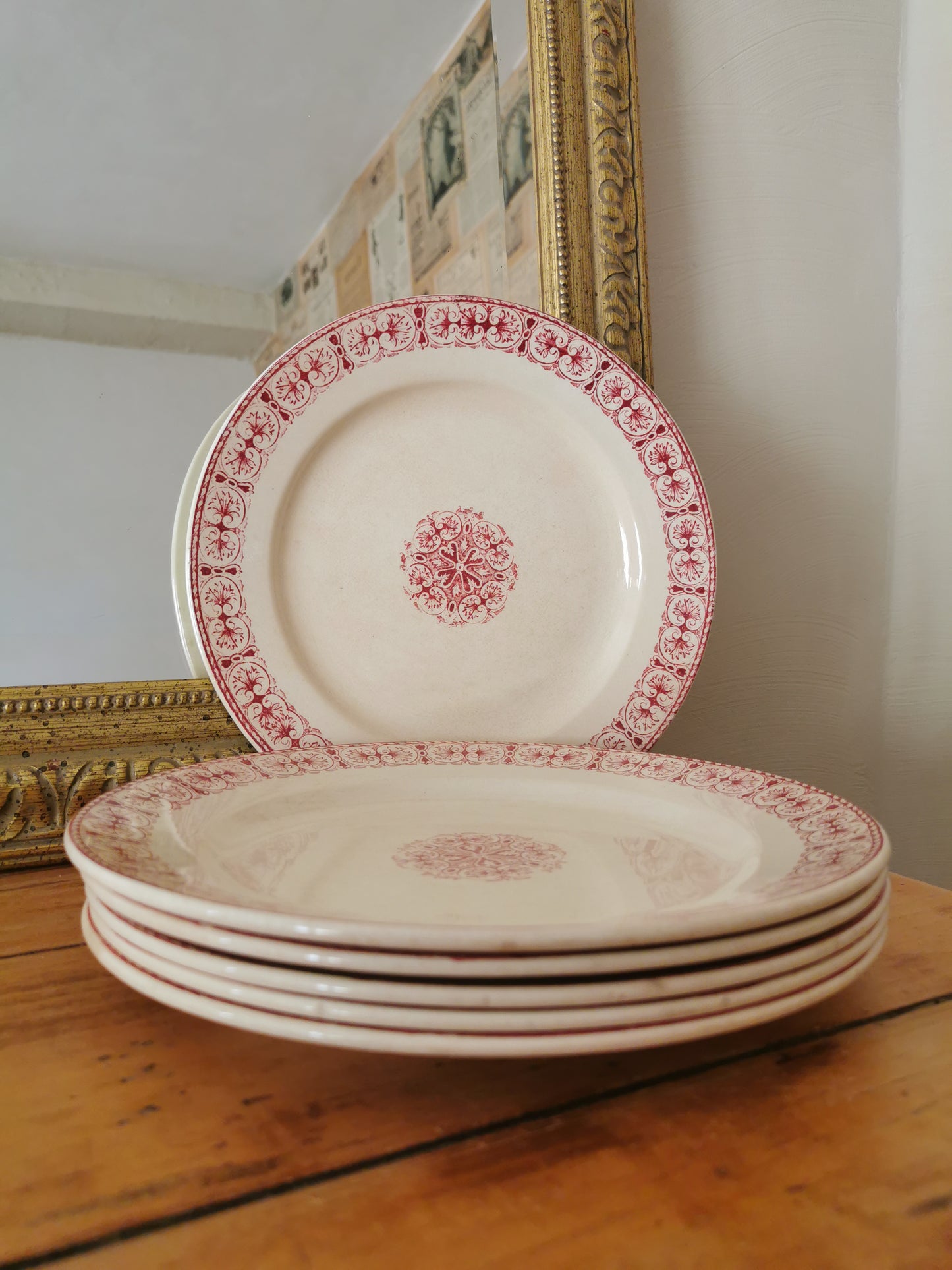 Assiettes plates anciennes en terre de fer, Moscovite