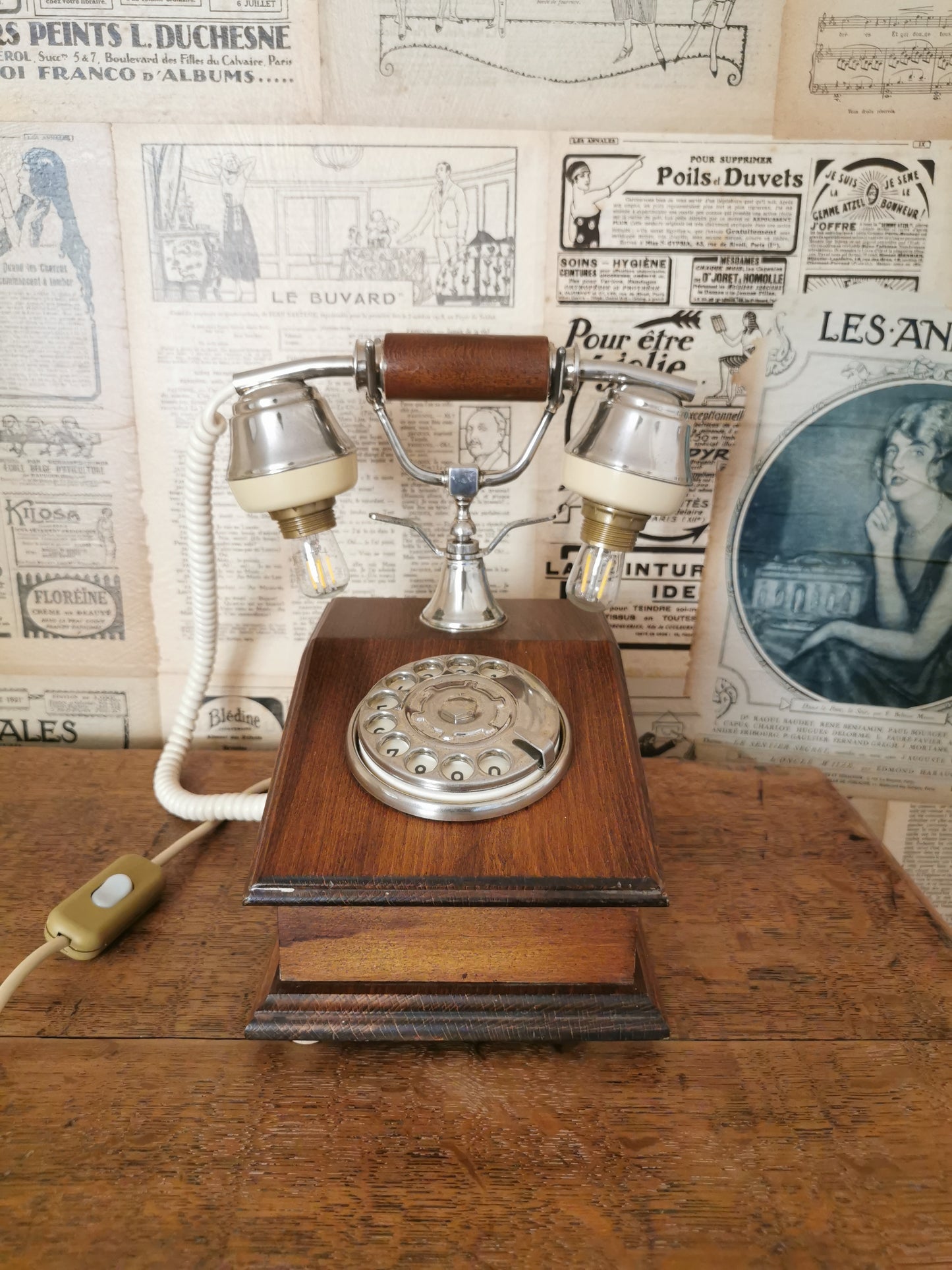 Lampe téléphone vintage en bois