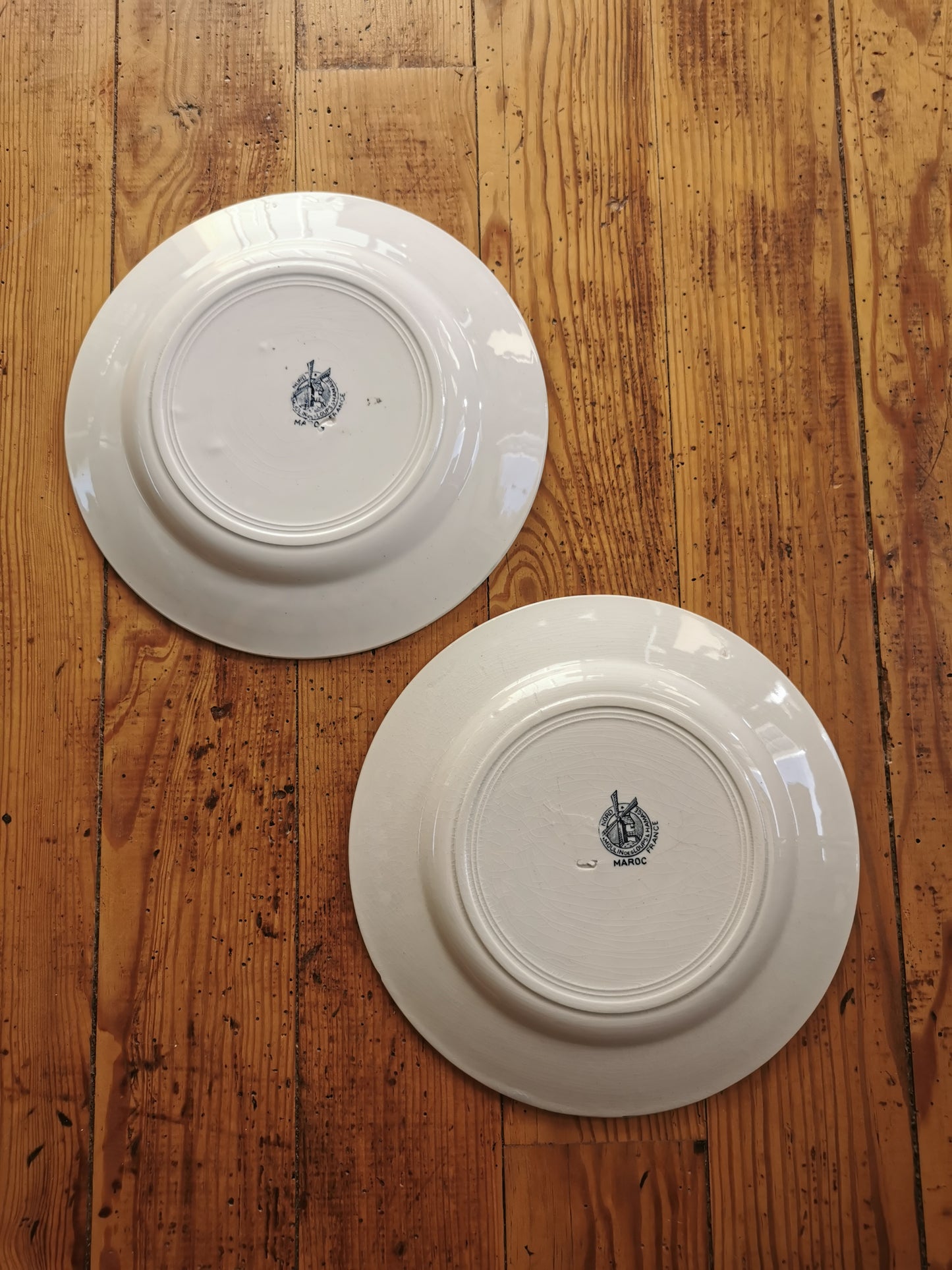 Assiettes plates anciennes dépareillées, décors arabisants