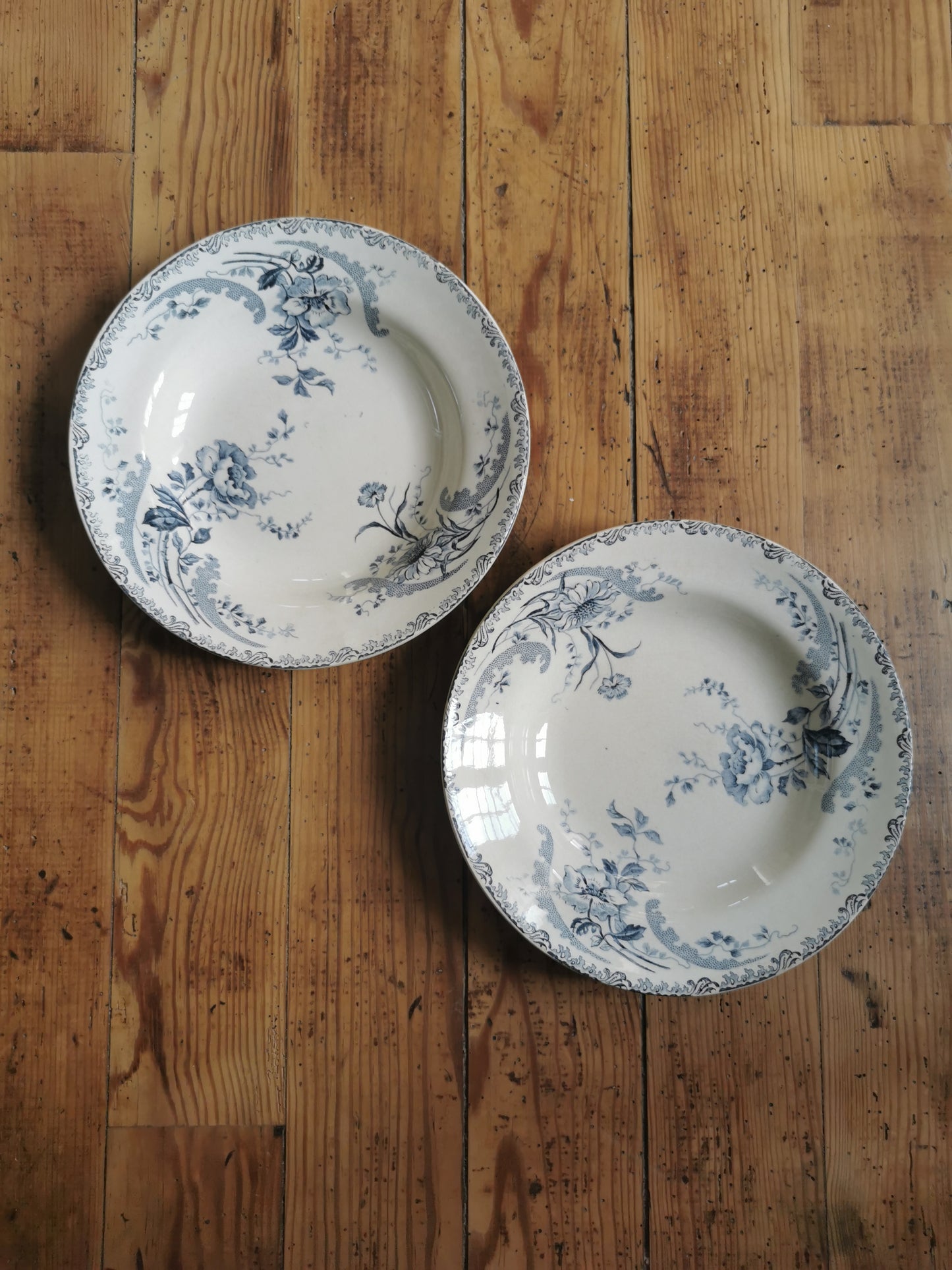 Assiettes creuses dépareillées, terre de fer