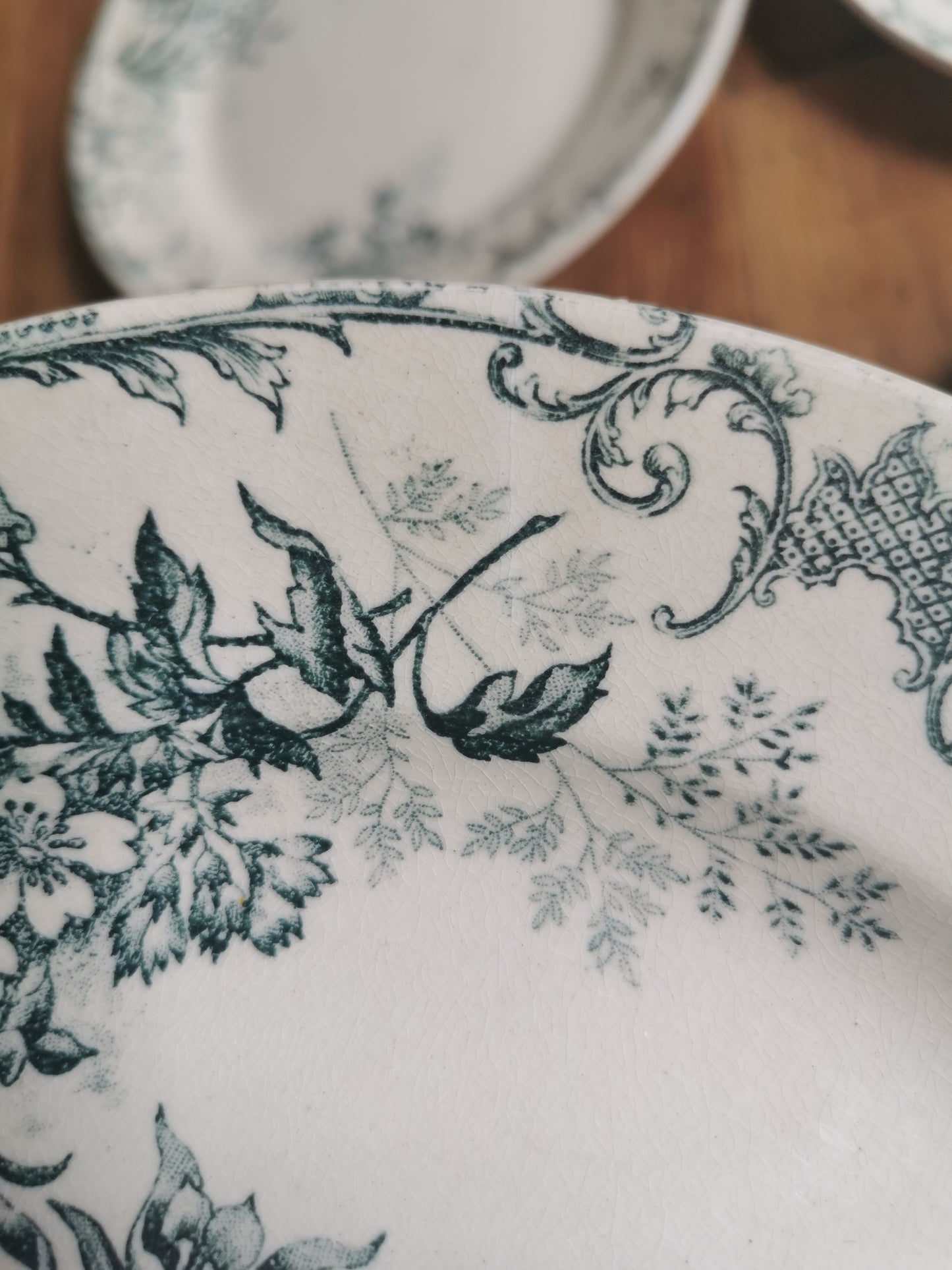 Assiettes plates en terre de fer, H.C