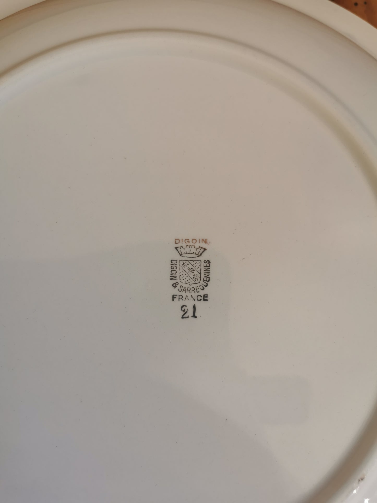 Plat creux Digoin, corbeille de fleurs