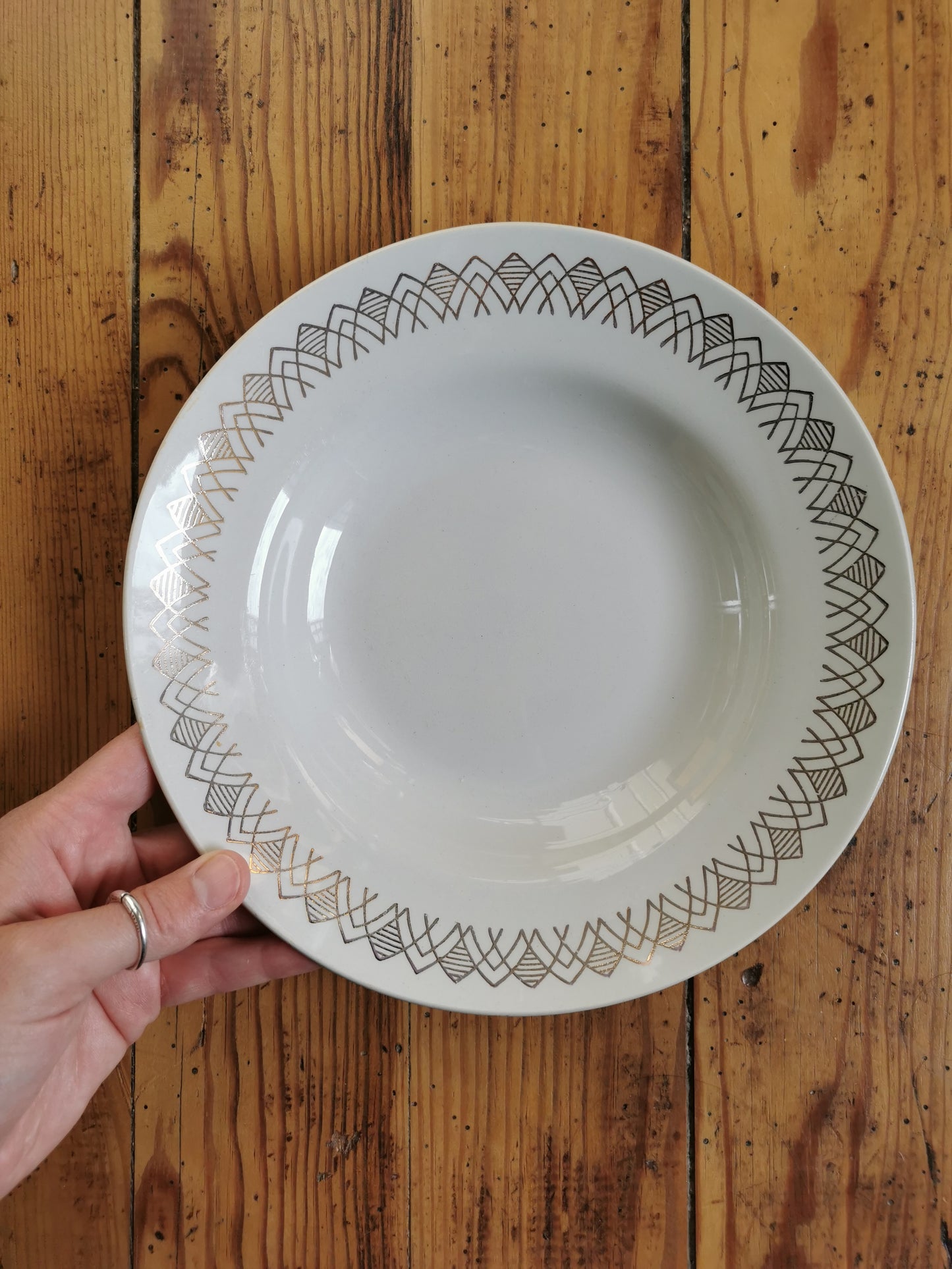 Assiettes creuses vintage dépareillées, blanc et doré I