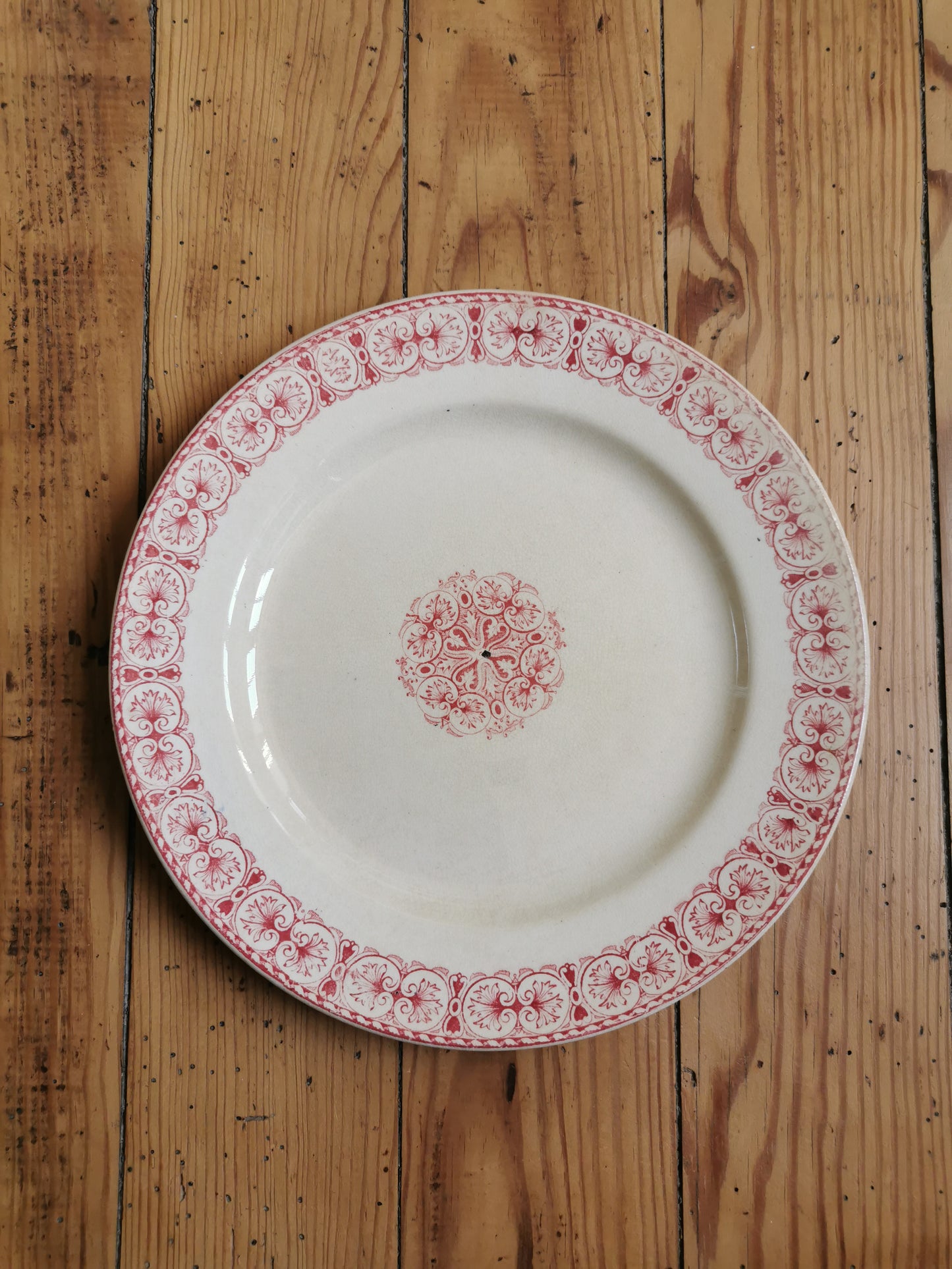 Assiettes plates anciennes en terre de fer, Moscovite